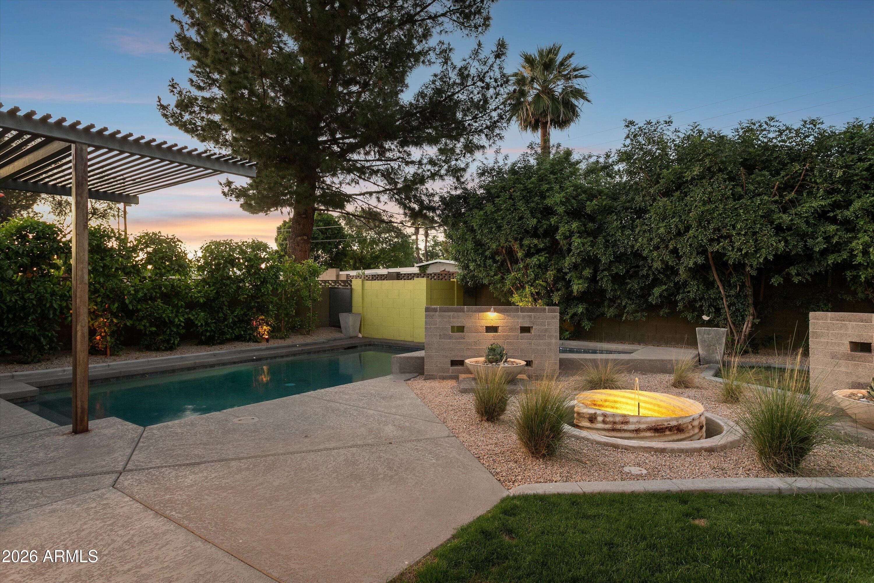 1318 W GLENN Drive