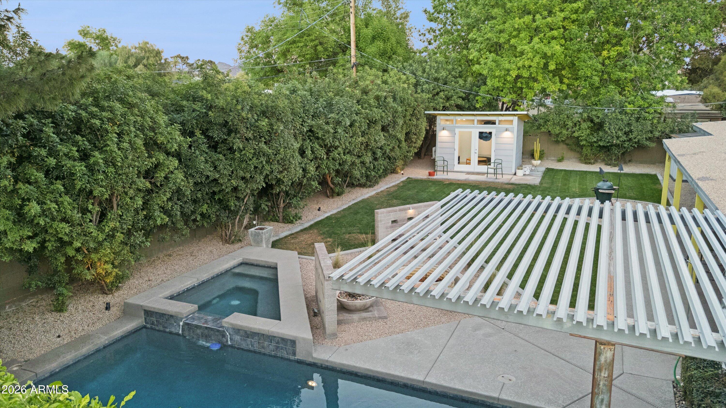 1318 W GLENN Drive