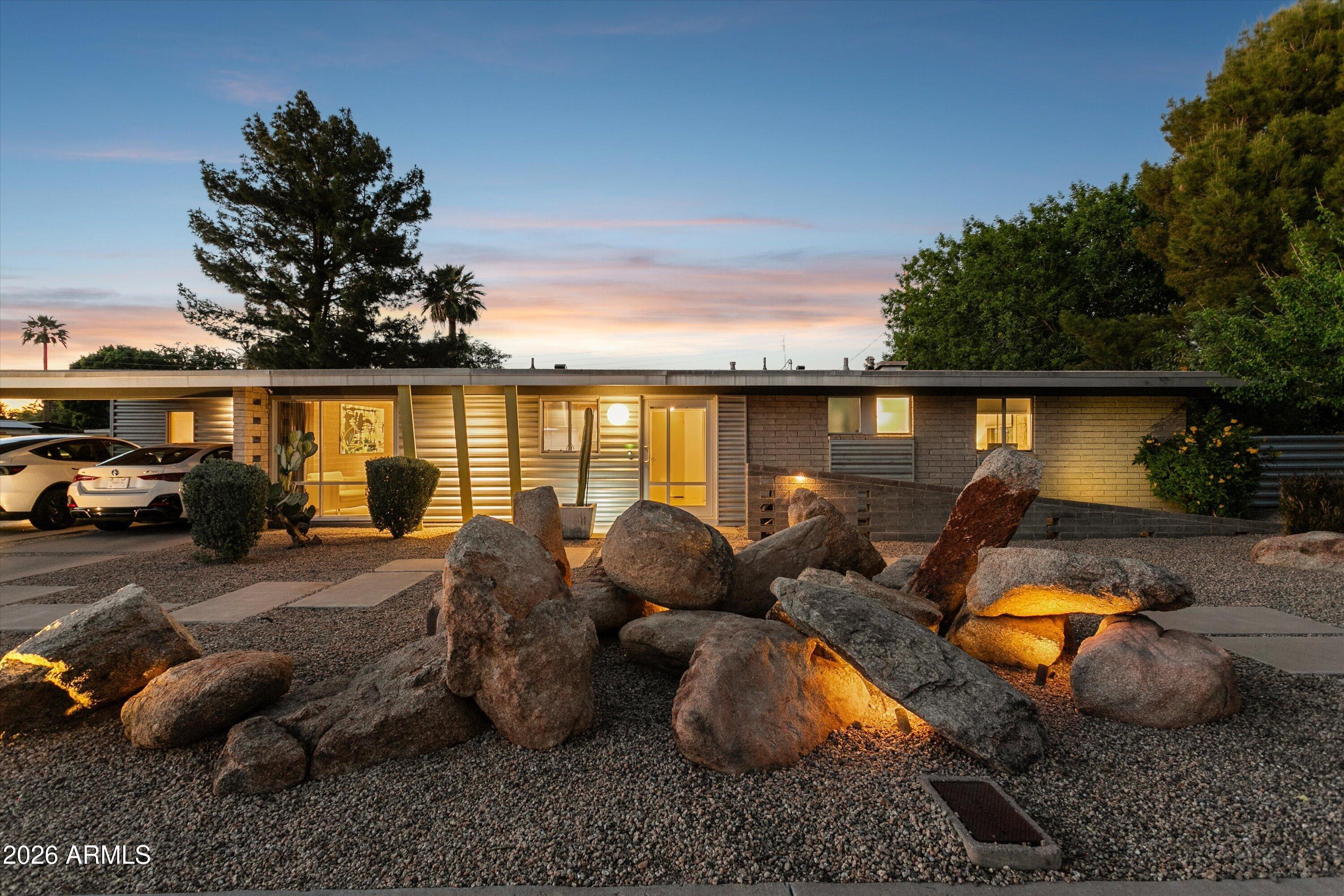 1318 W GLENN Drive