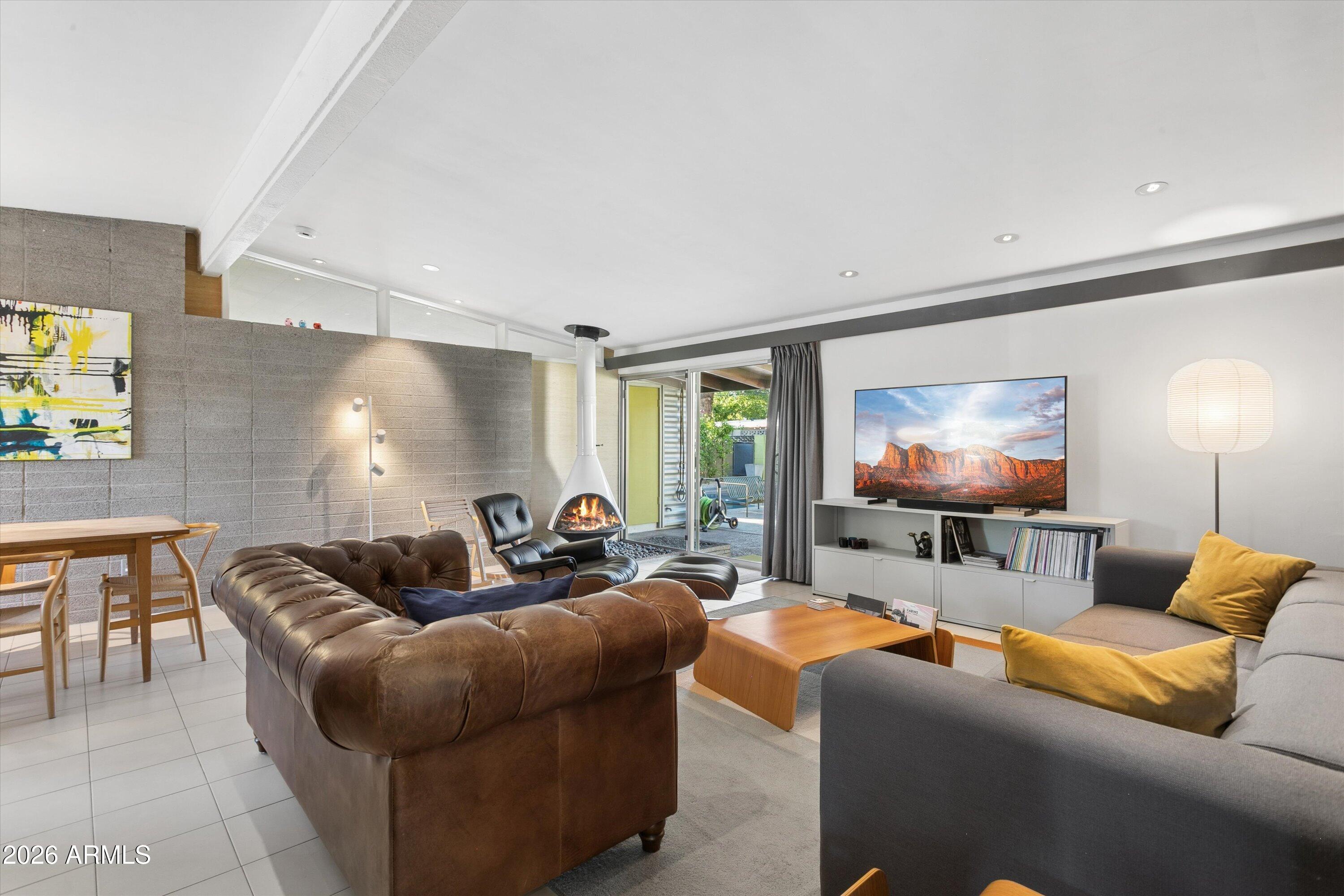 1318 W GLENN Drive
