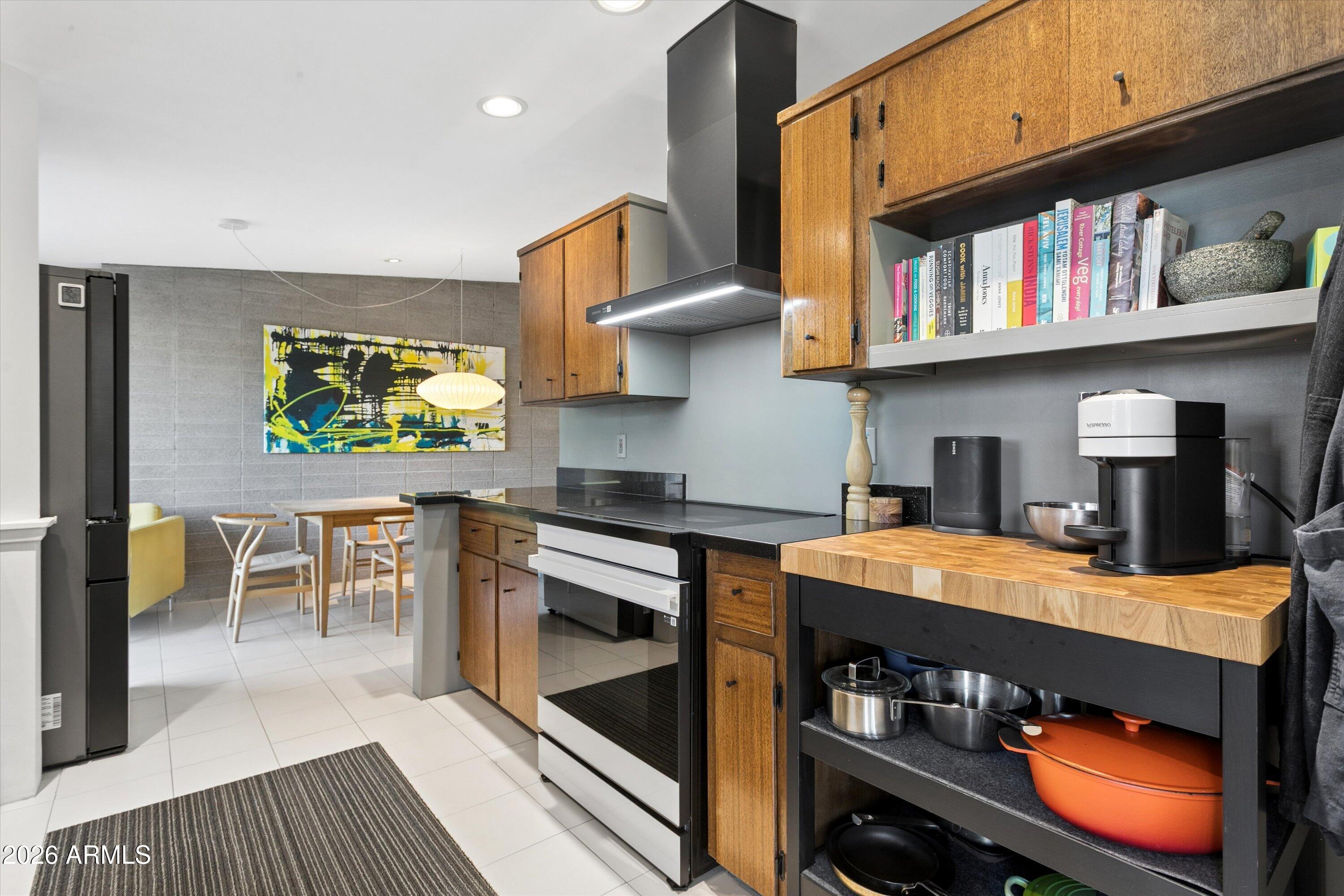 1318 W GLENN Drive