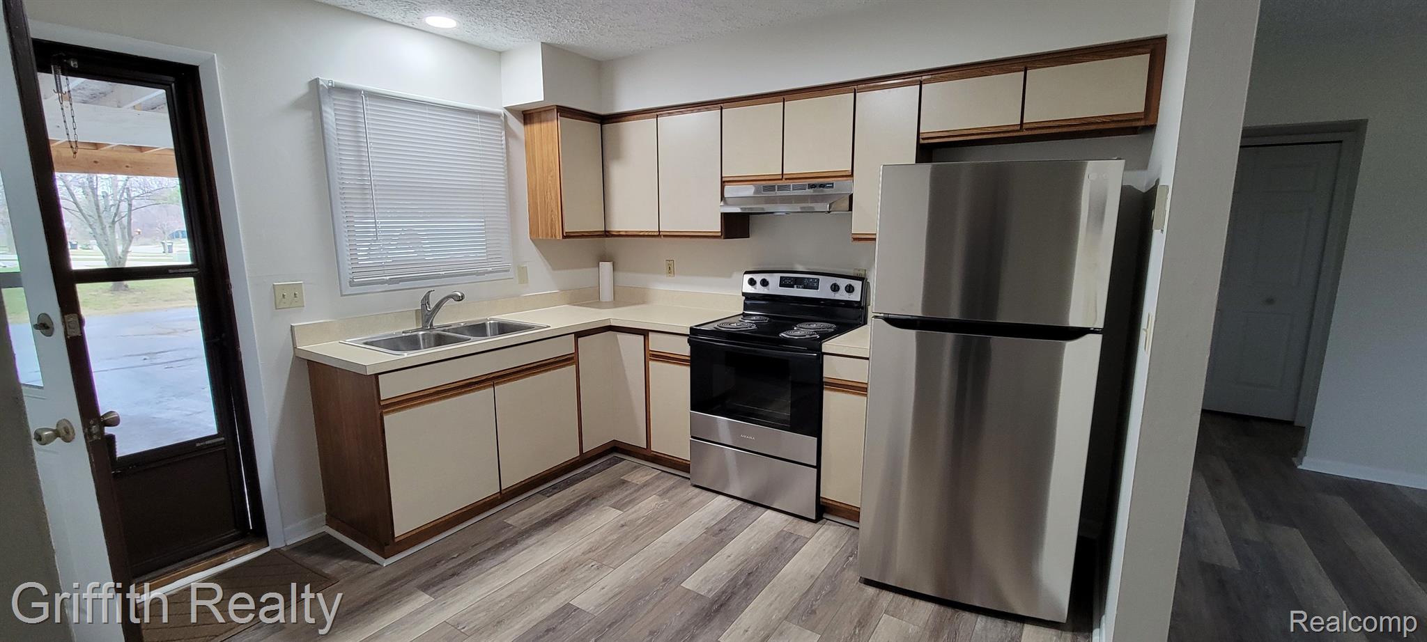 400 and 402 GARDEN Lane