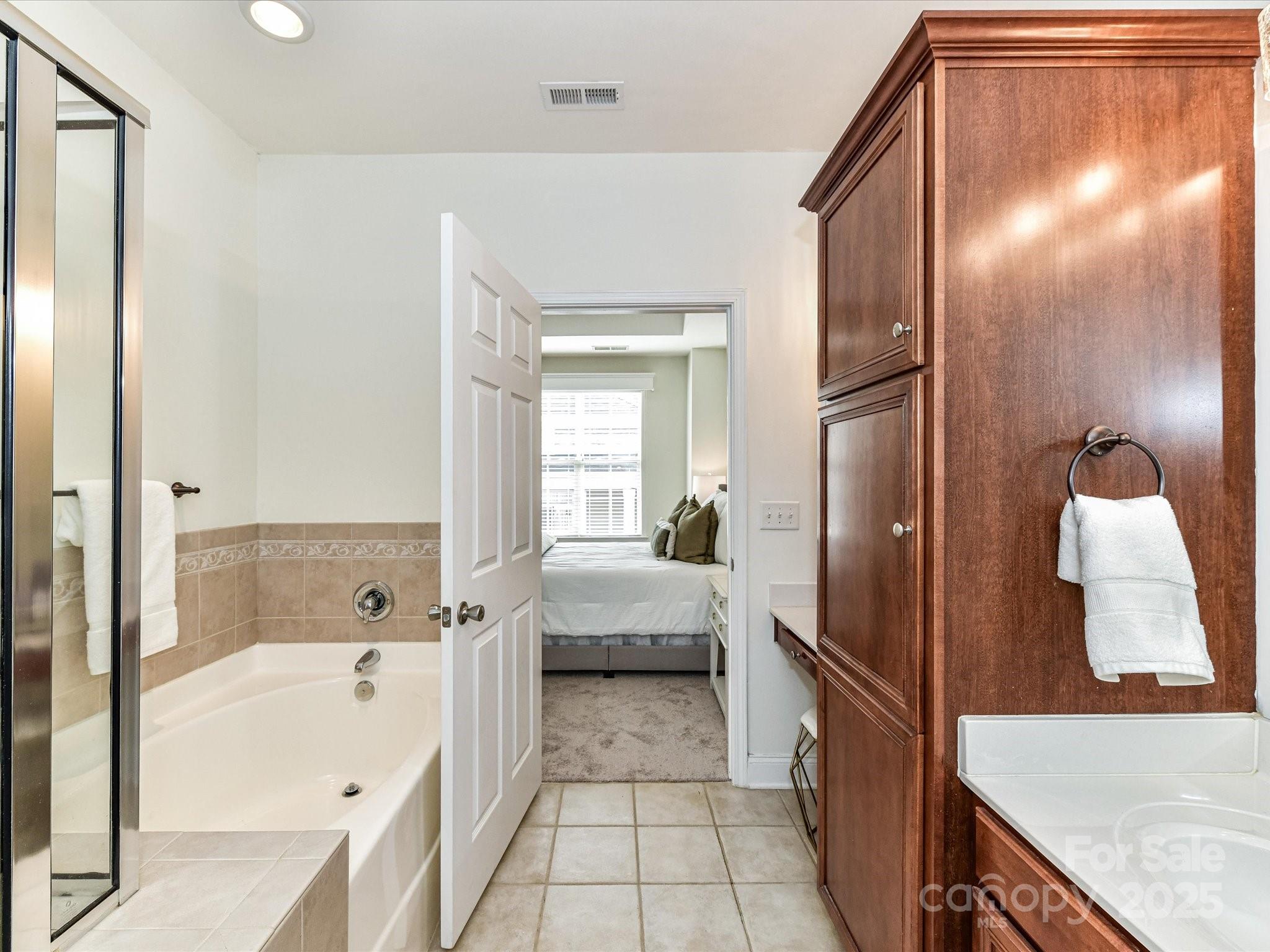 8925 Rosalyn Glen Road