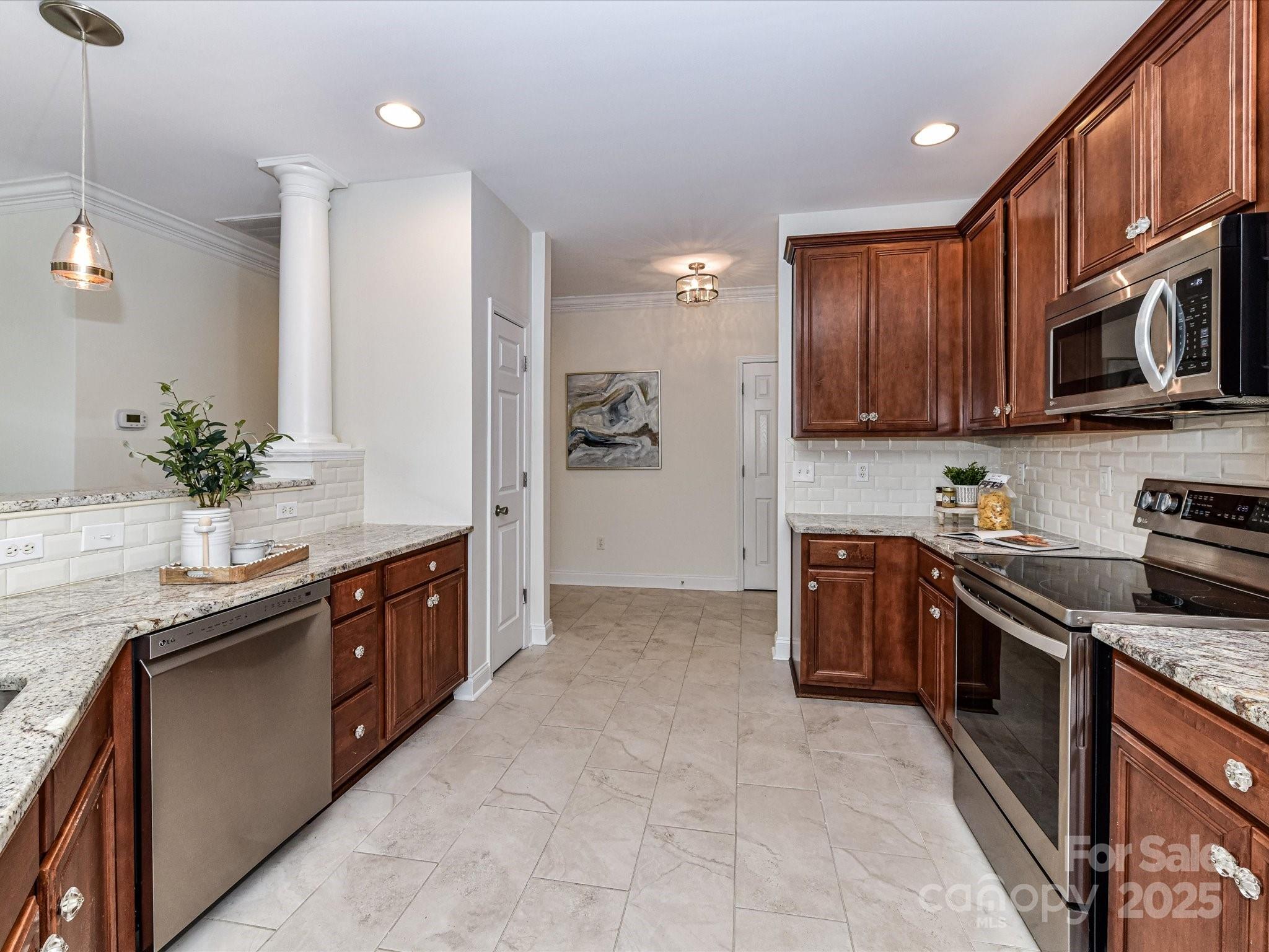 8925 Rosalyn Glen Road