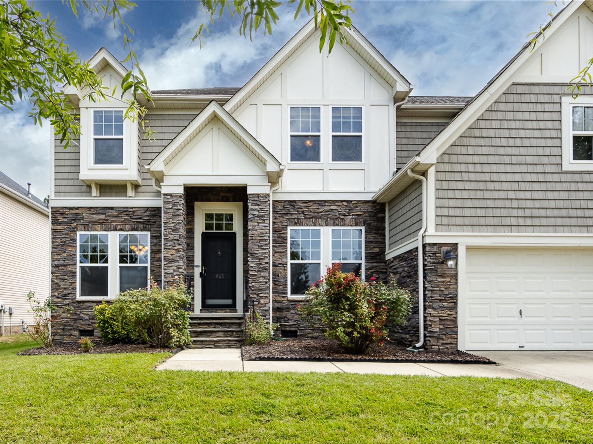 1123 Donelea Lane NW