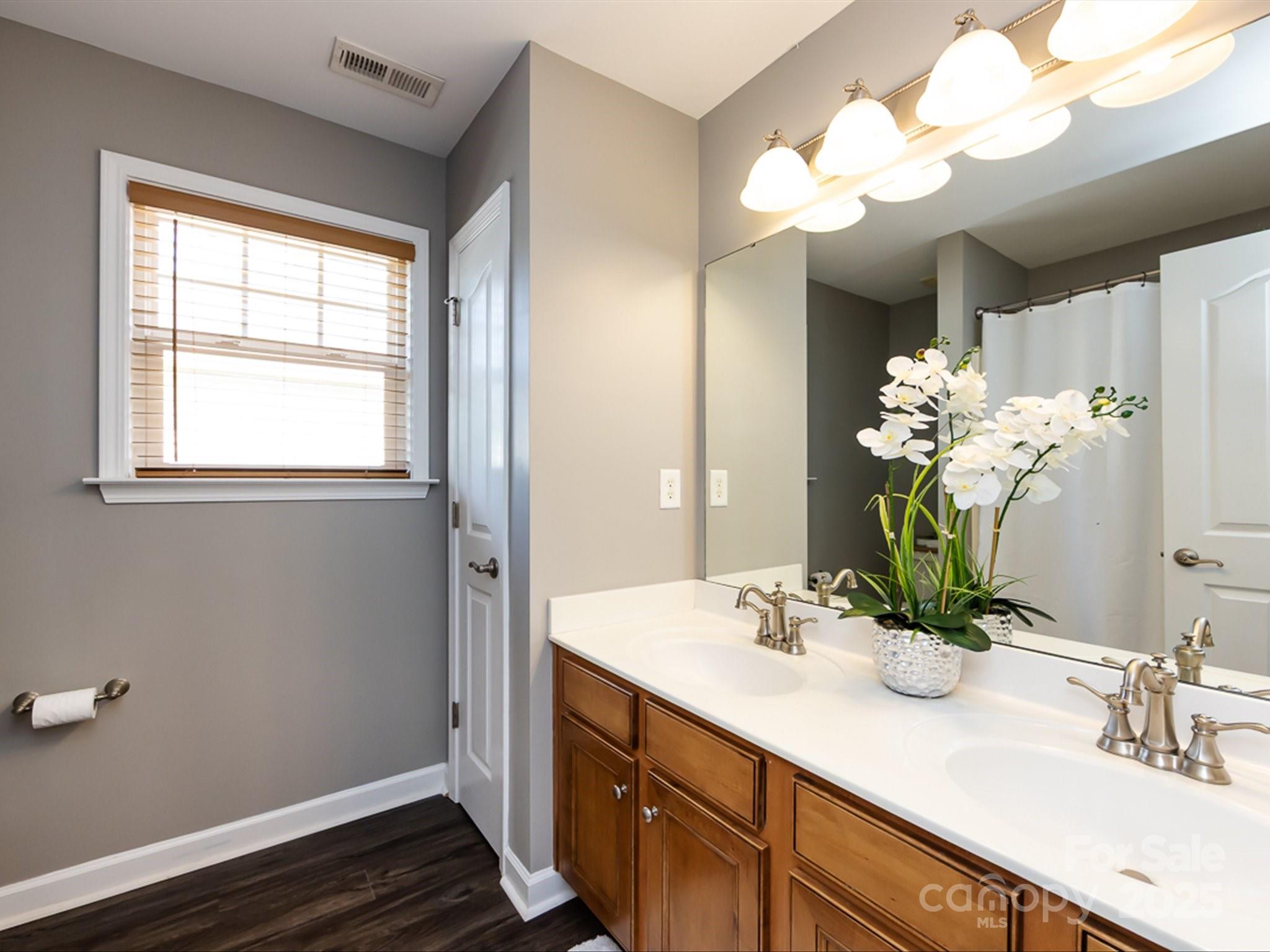 1123 Donelea Lane NW