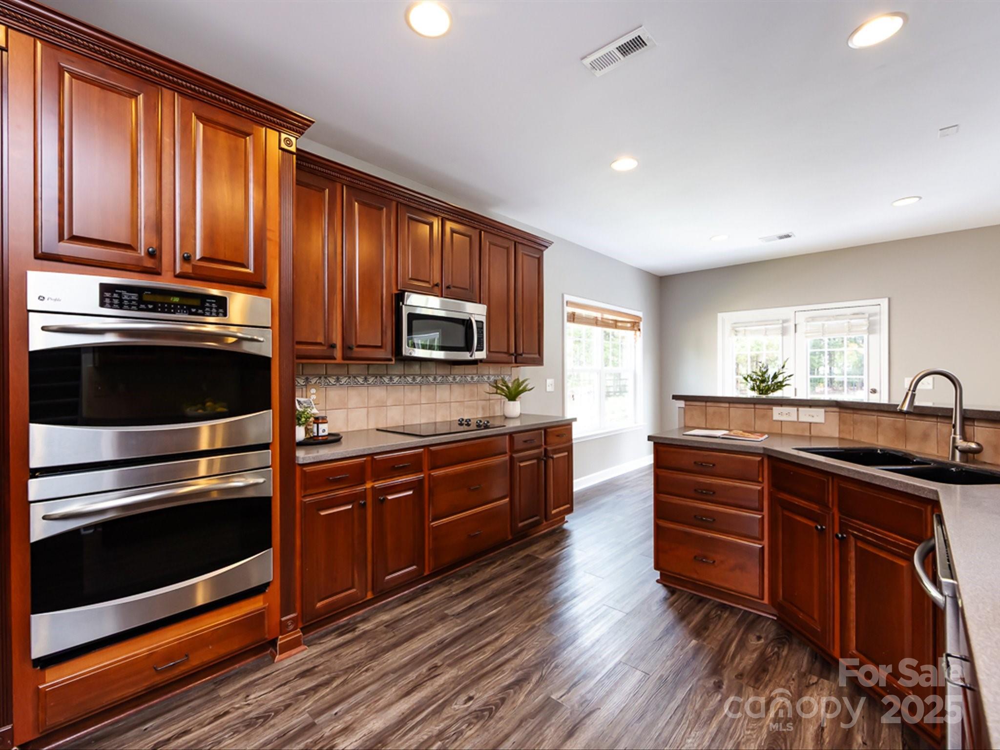 1123 Donelea Lane NW