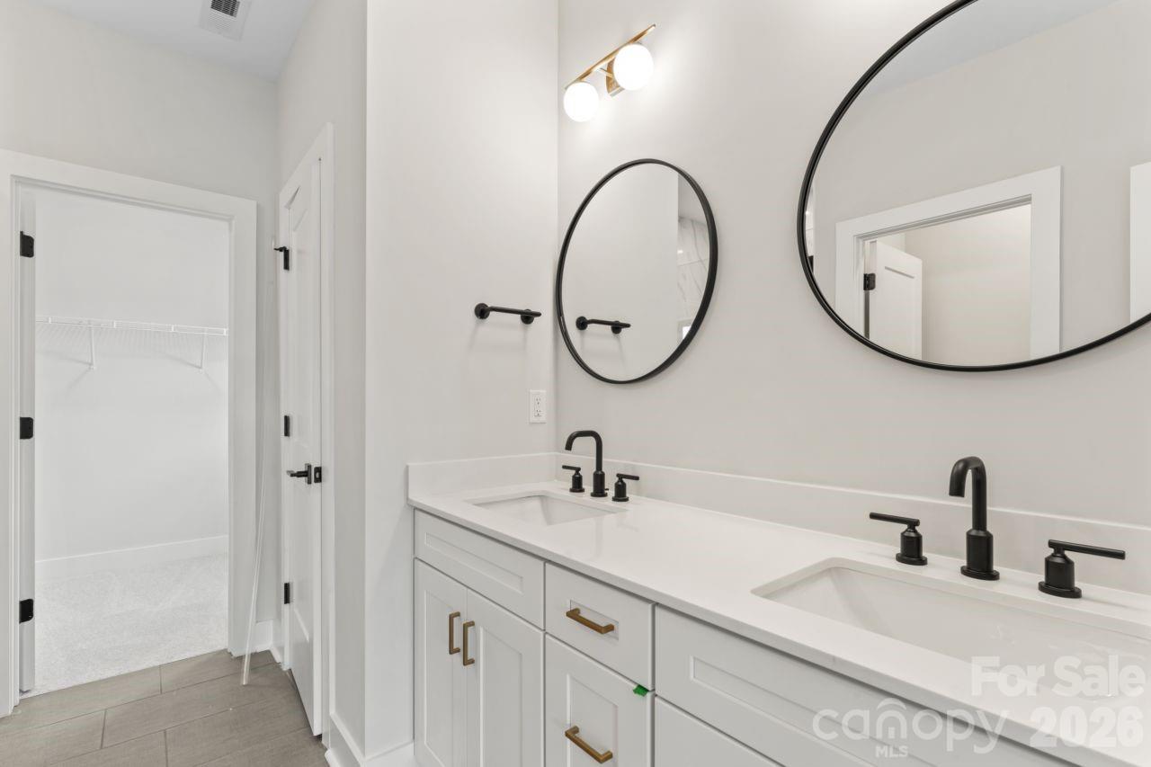 740 Falling Oak Alley Unit: 24