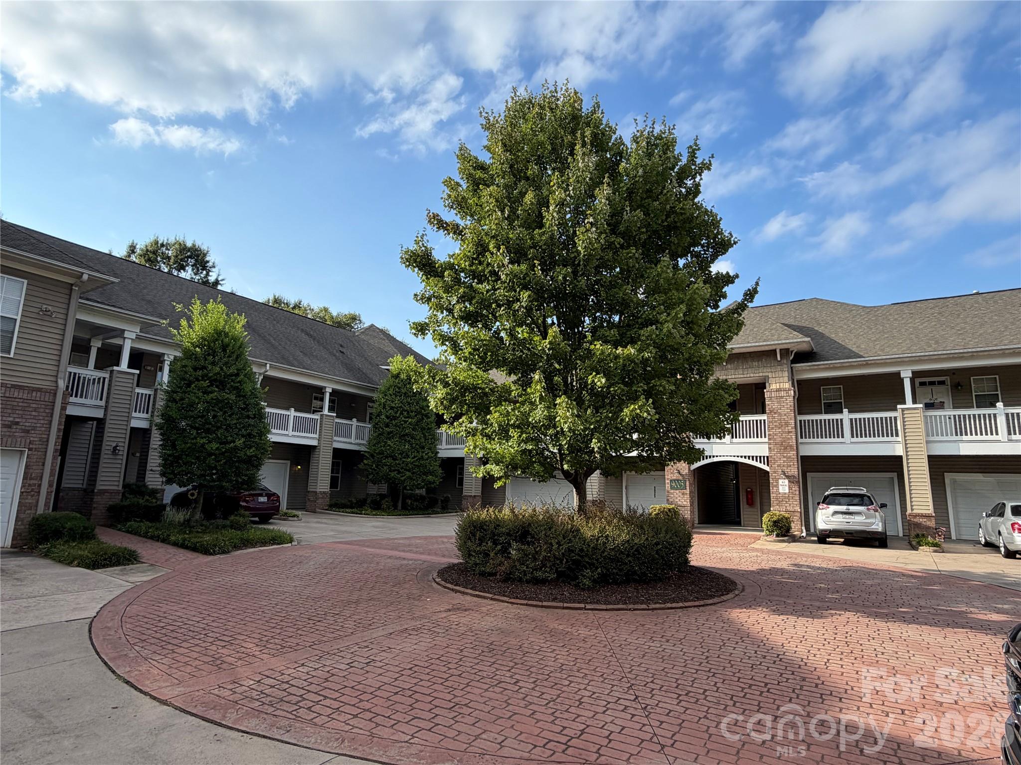9009 Rosalyn Glen Road