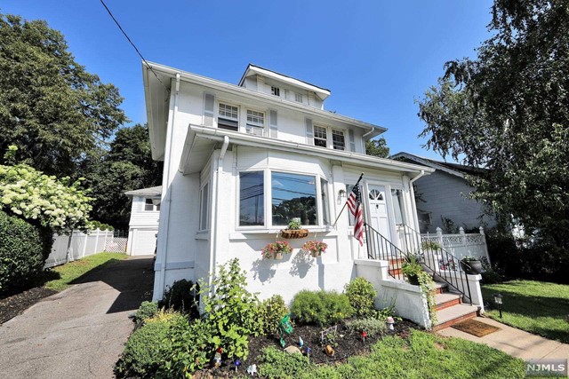 311 Rochelle Avenue