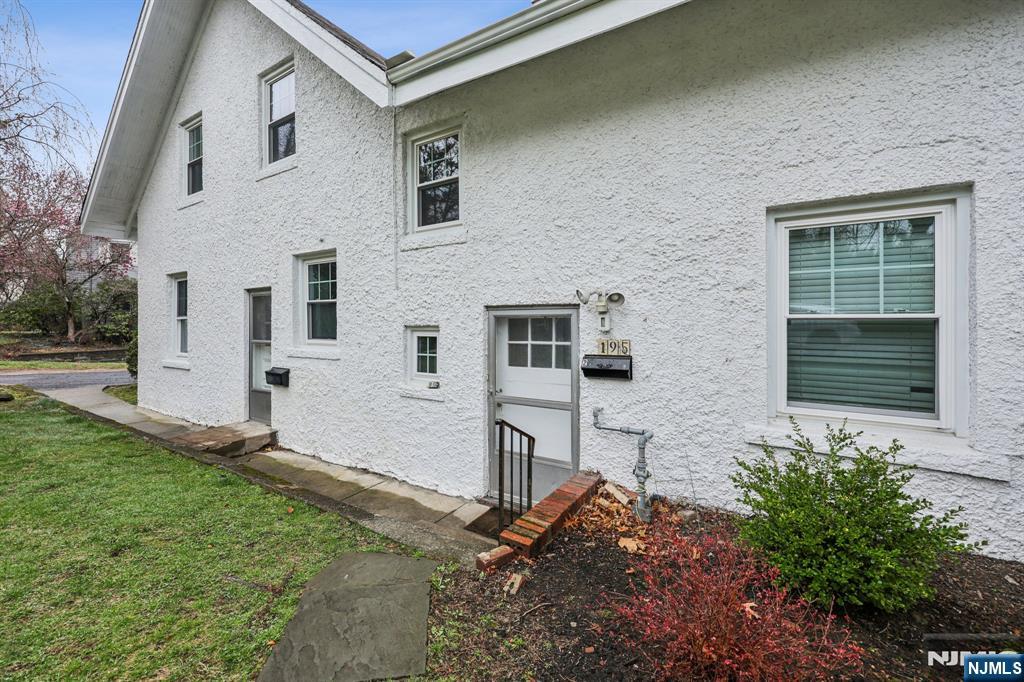 195 Riveredge Road 2