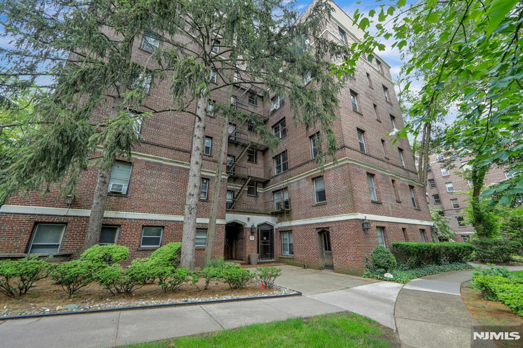 100 E Palisade Avenue A24