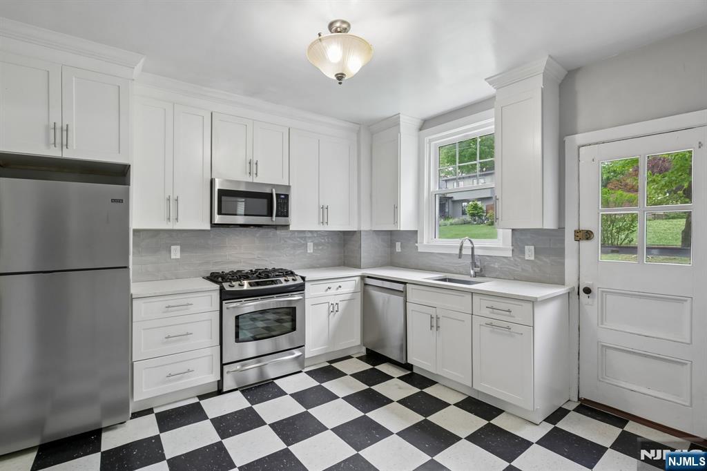 195 Riveredge Road 1