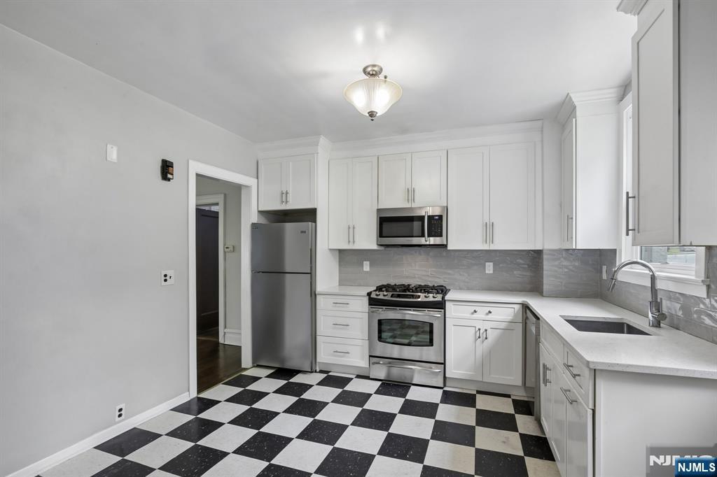 195 Riveredge Road 1