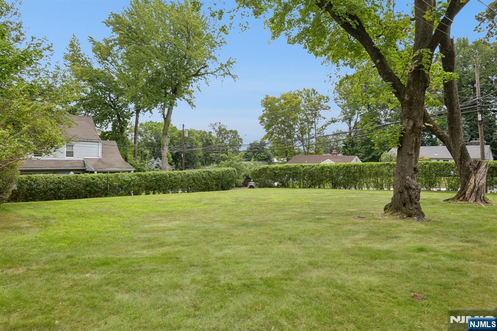 195 Riveredge Road 1