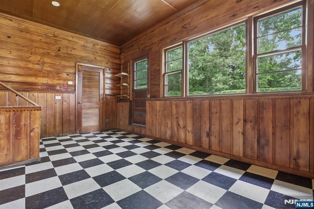 195 Riveredge Road 1