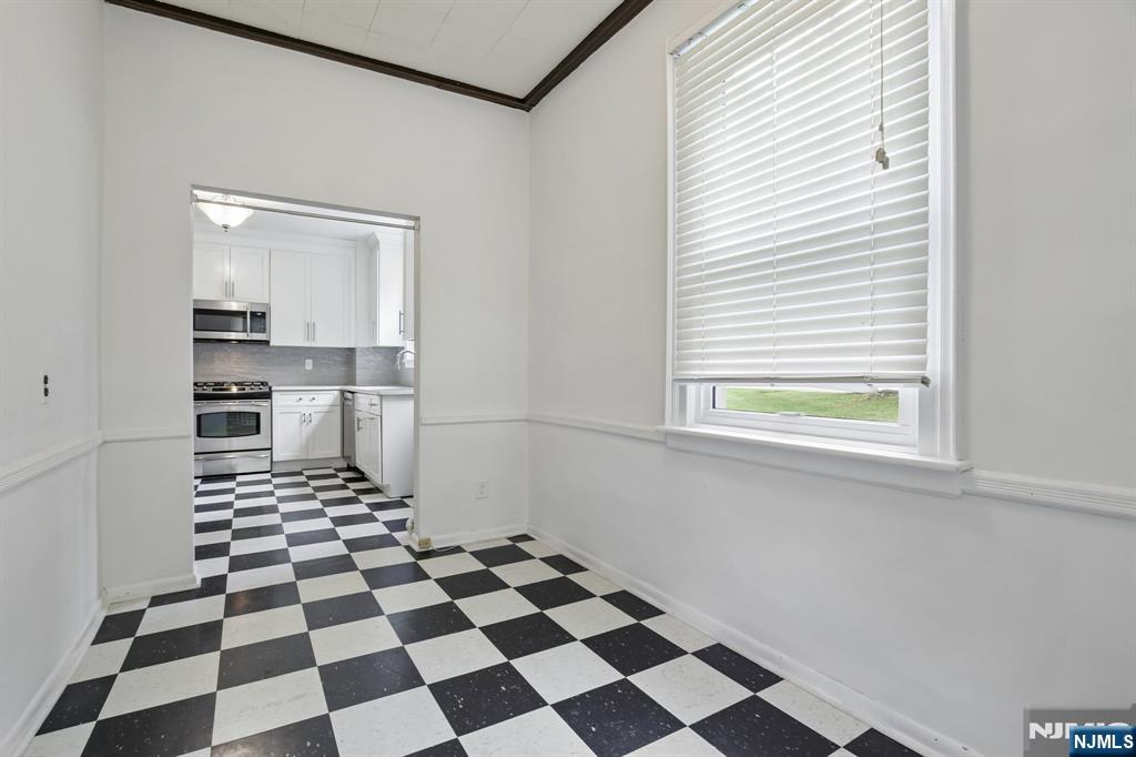 195 Riveredge Road 1