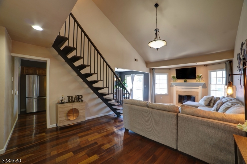 25 Quartz Ln