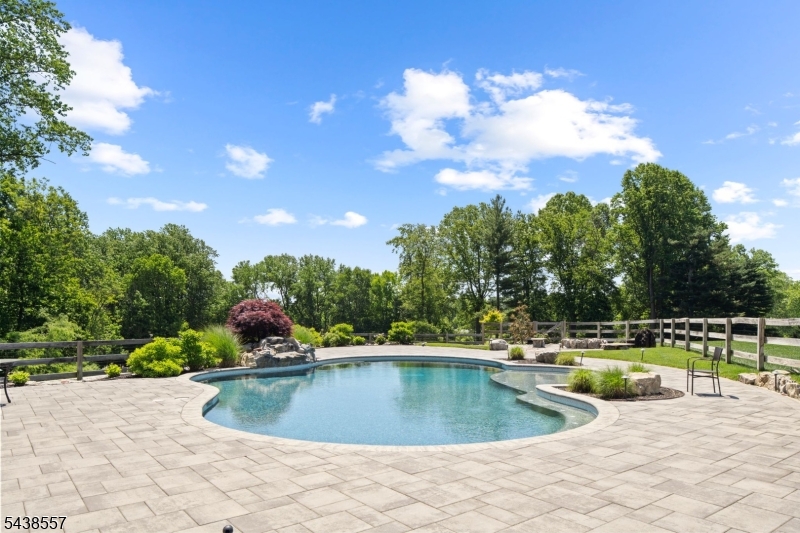 7 Homelands Dr