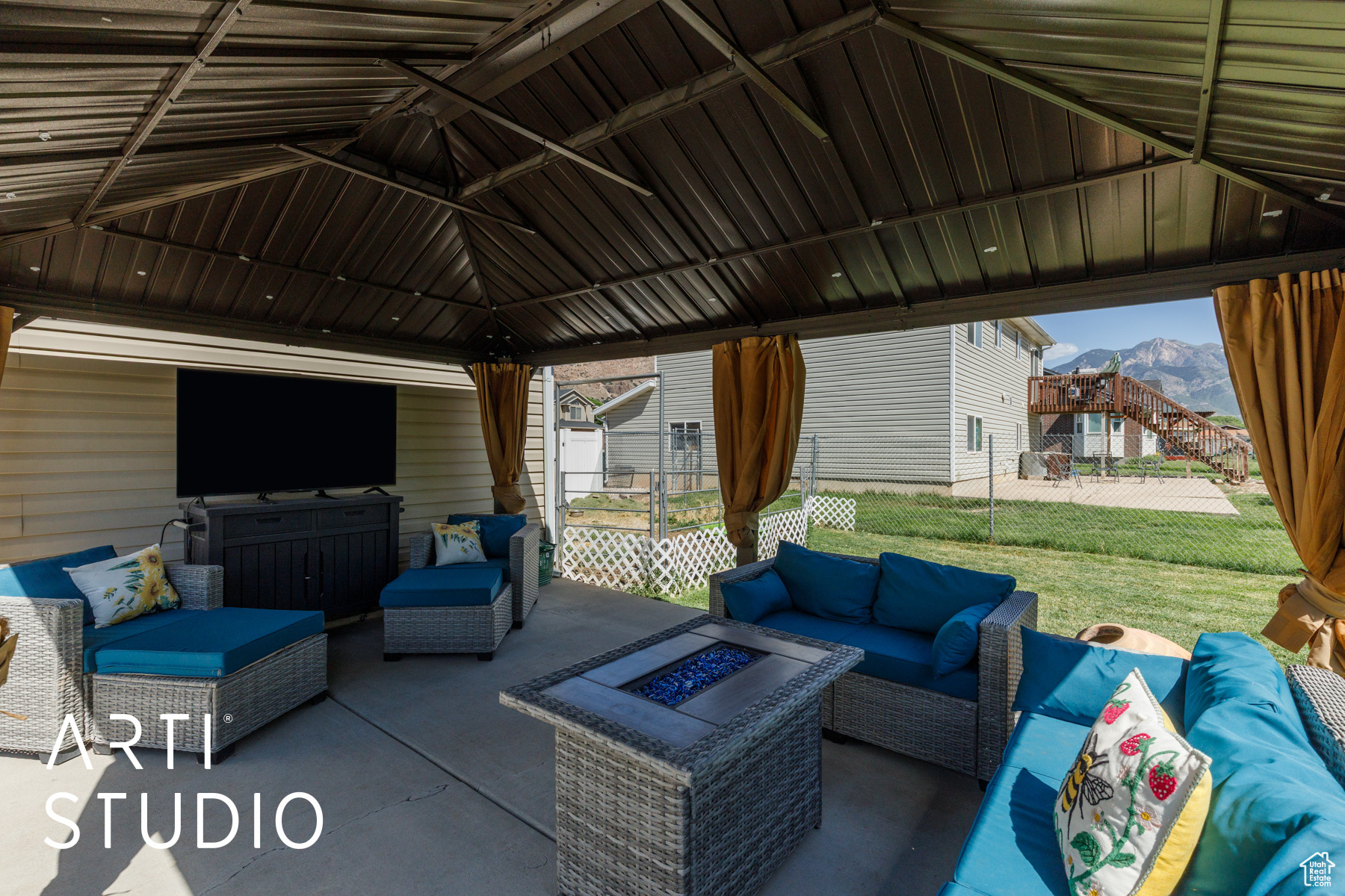 221 E BROOKMEADOW DR