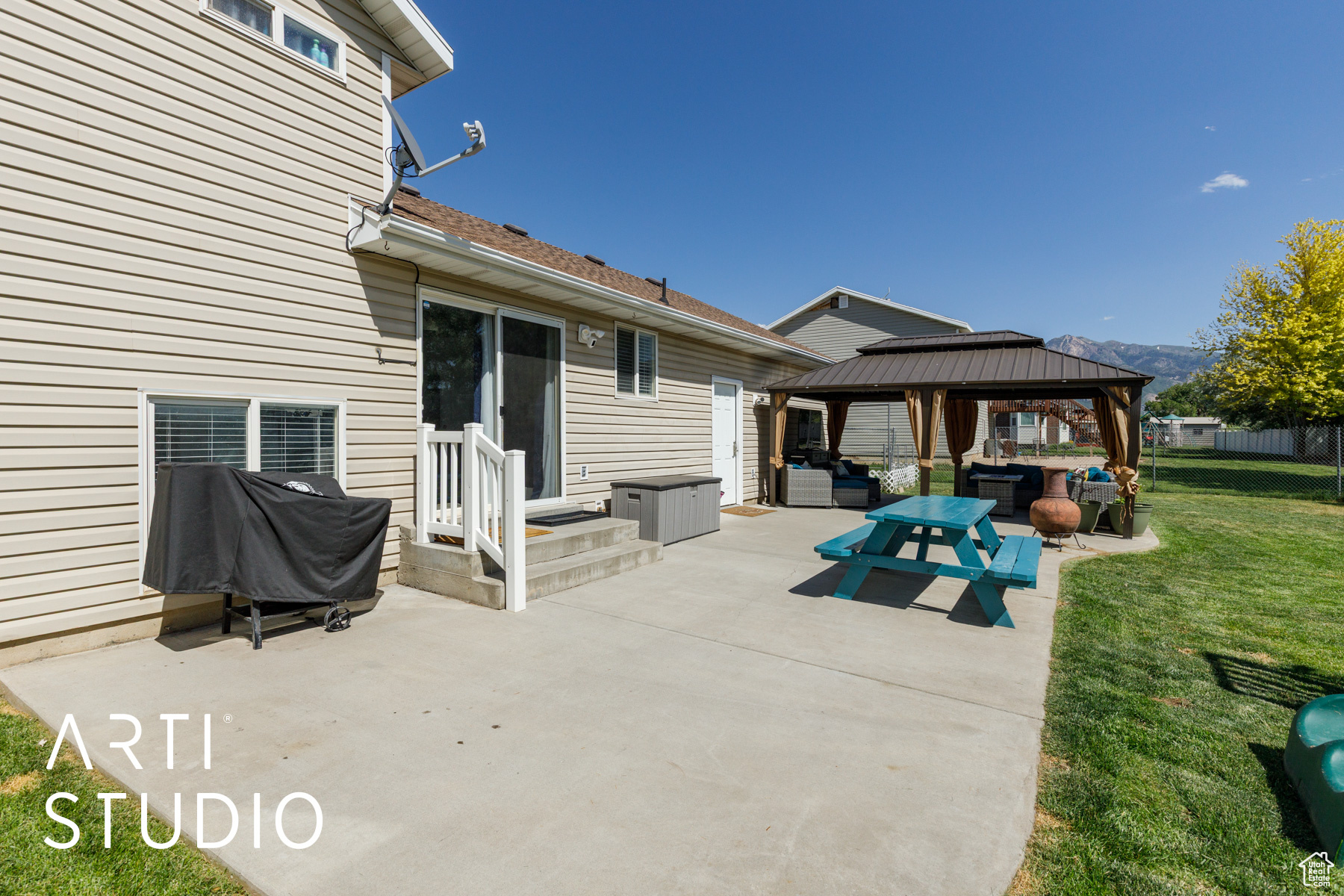 221 E BROOKMEADOW DR