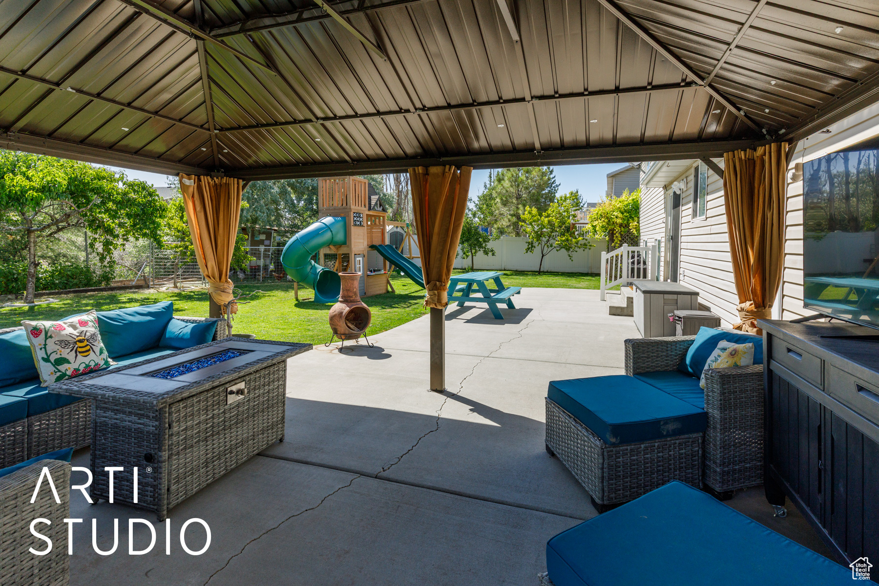 221 E BROOKMEADOW DR