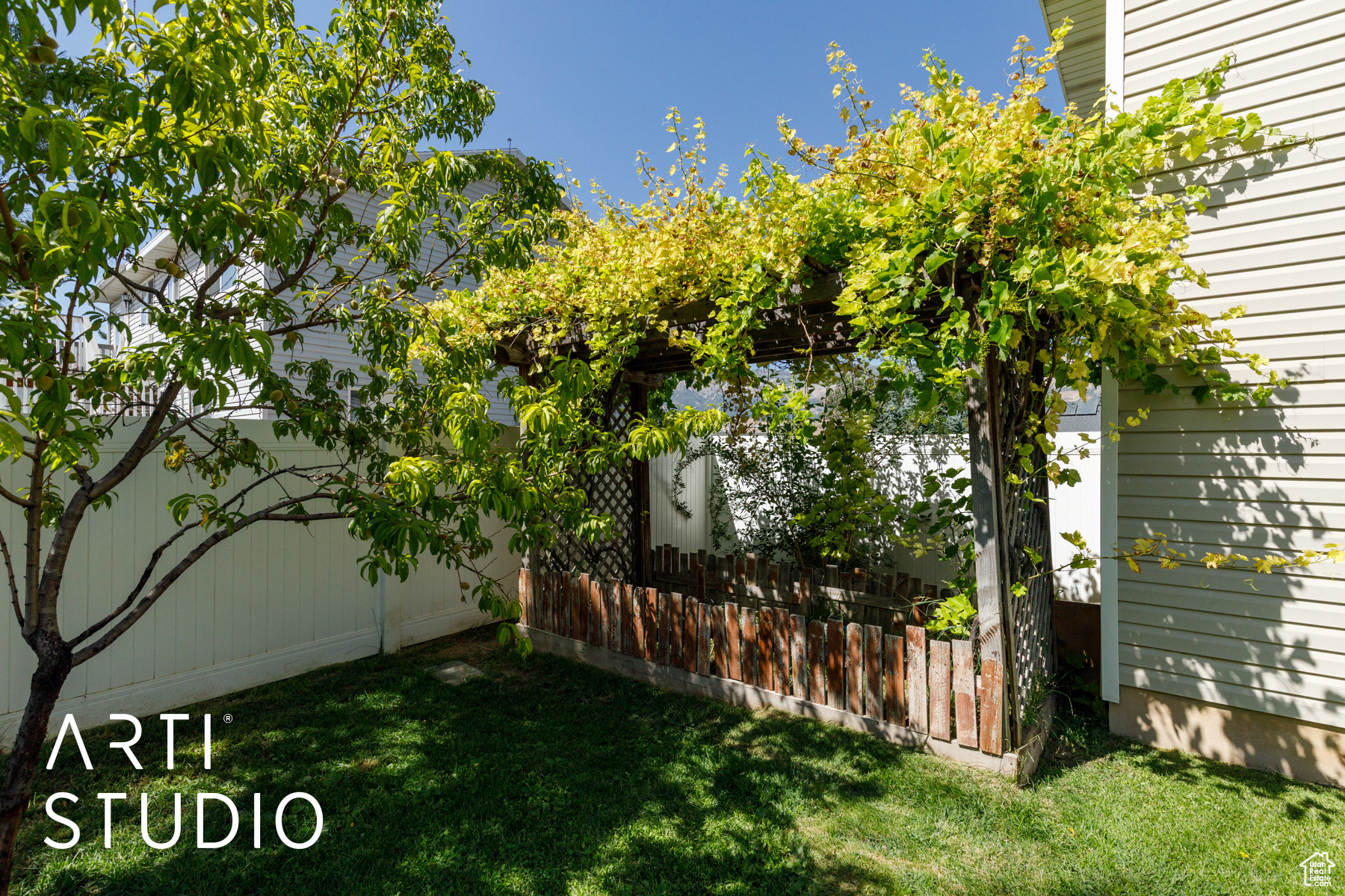 221 E BROOKMEADOW DR