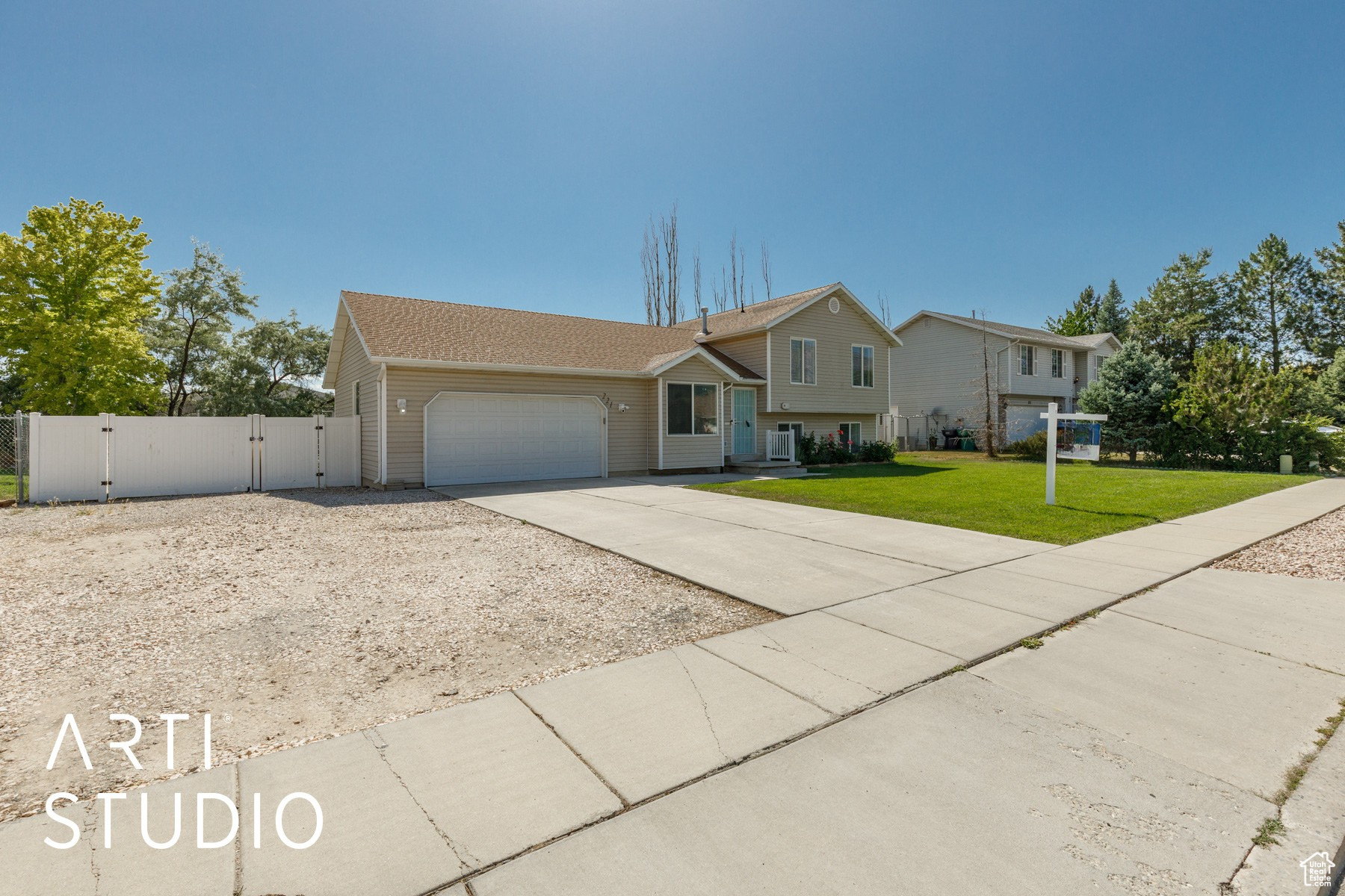 221 E BROOKMEADOW DR