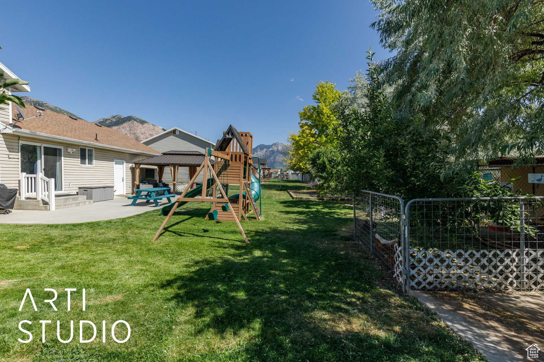 221 E BROOKMEADOW DR