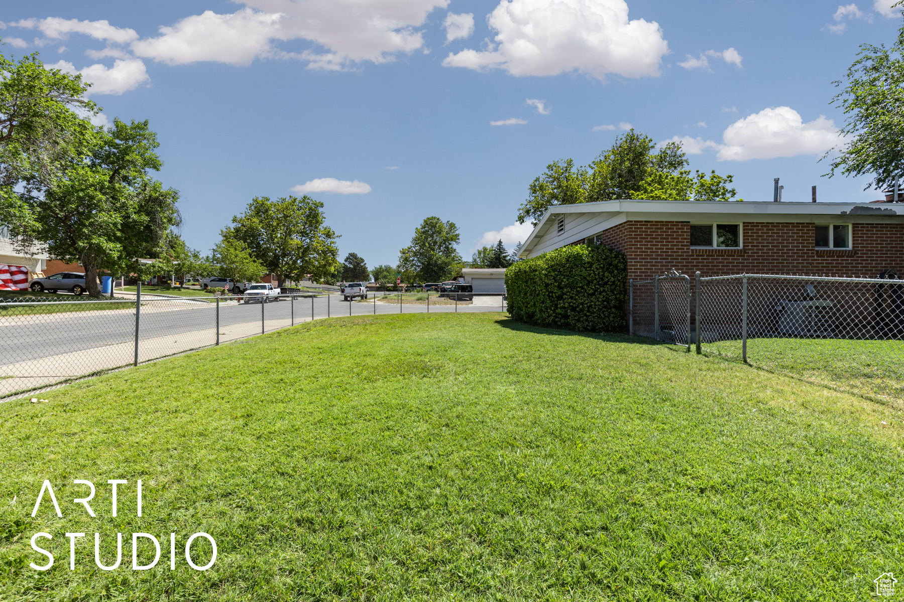 522 N VICKIE LN