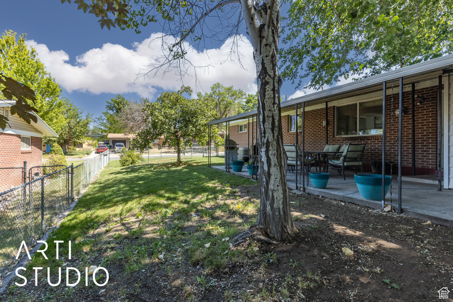 522 N VICKIE LN