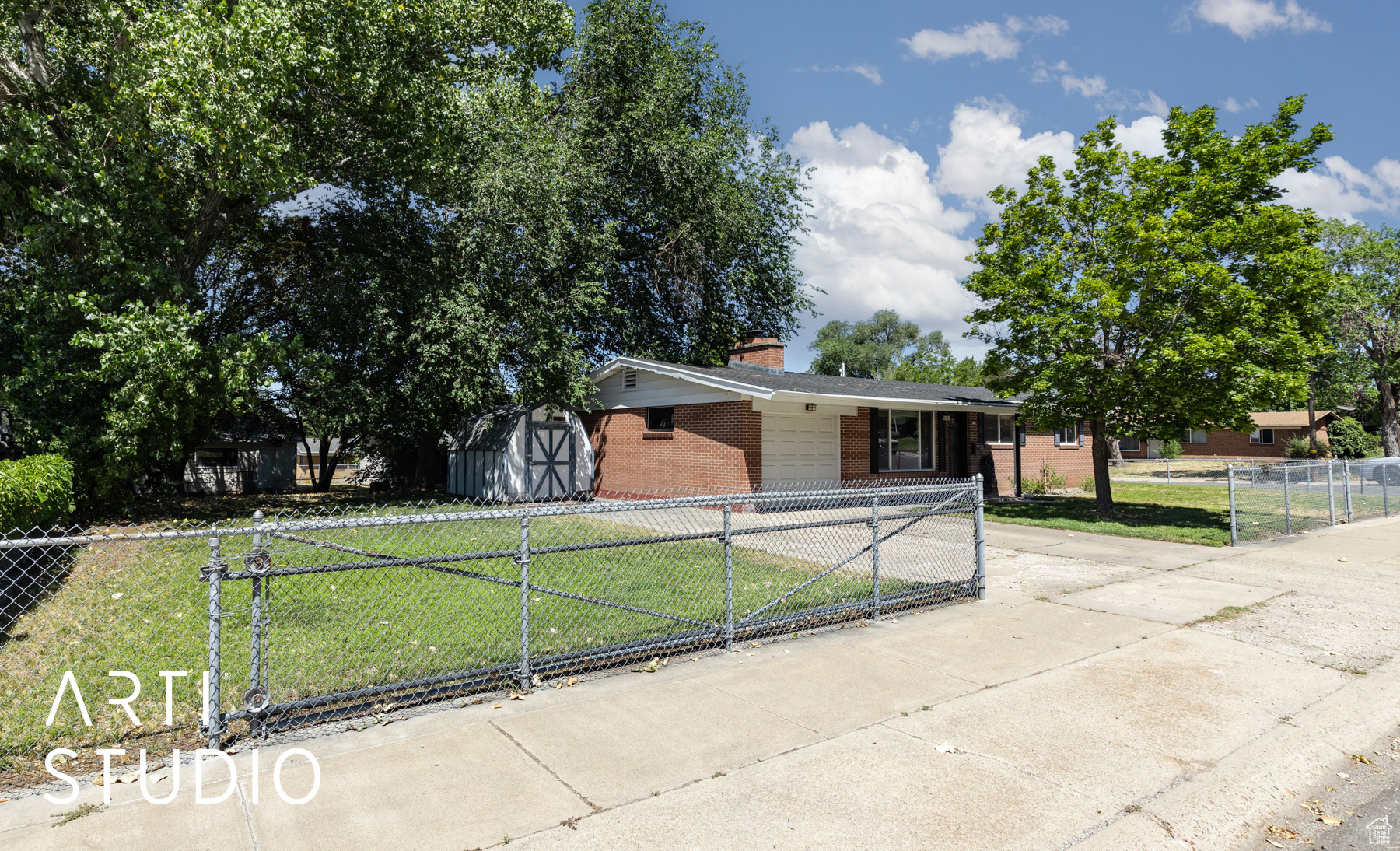 522 N VICKIE LN