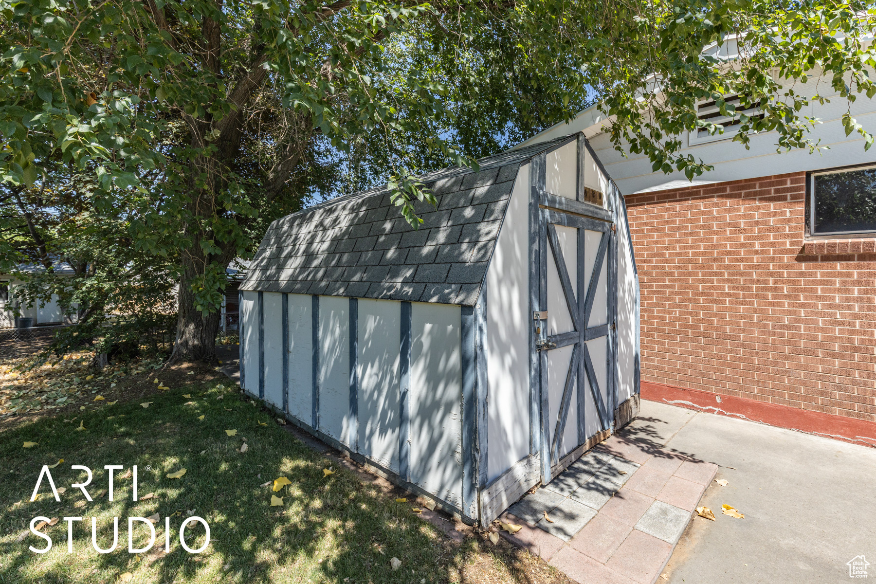 522 N VICKIE LN