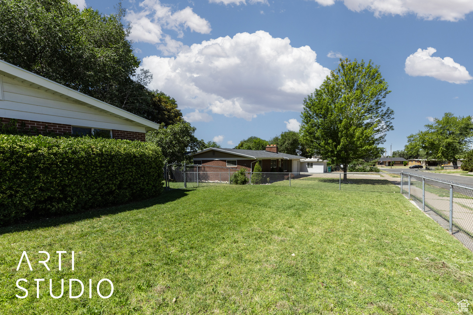 522 N VICKIE LN