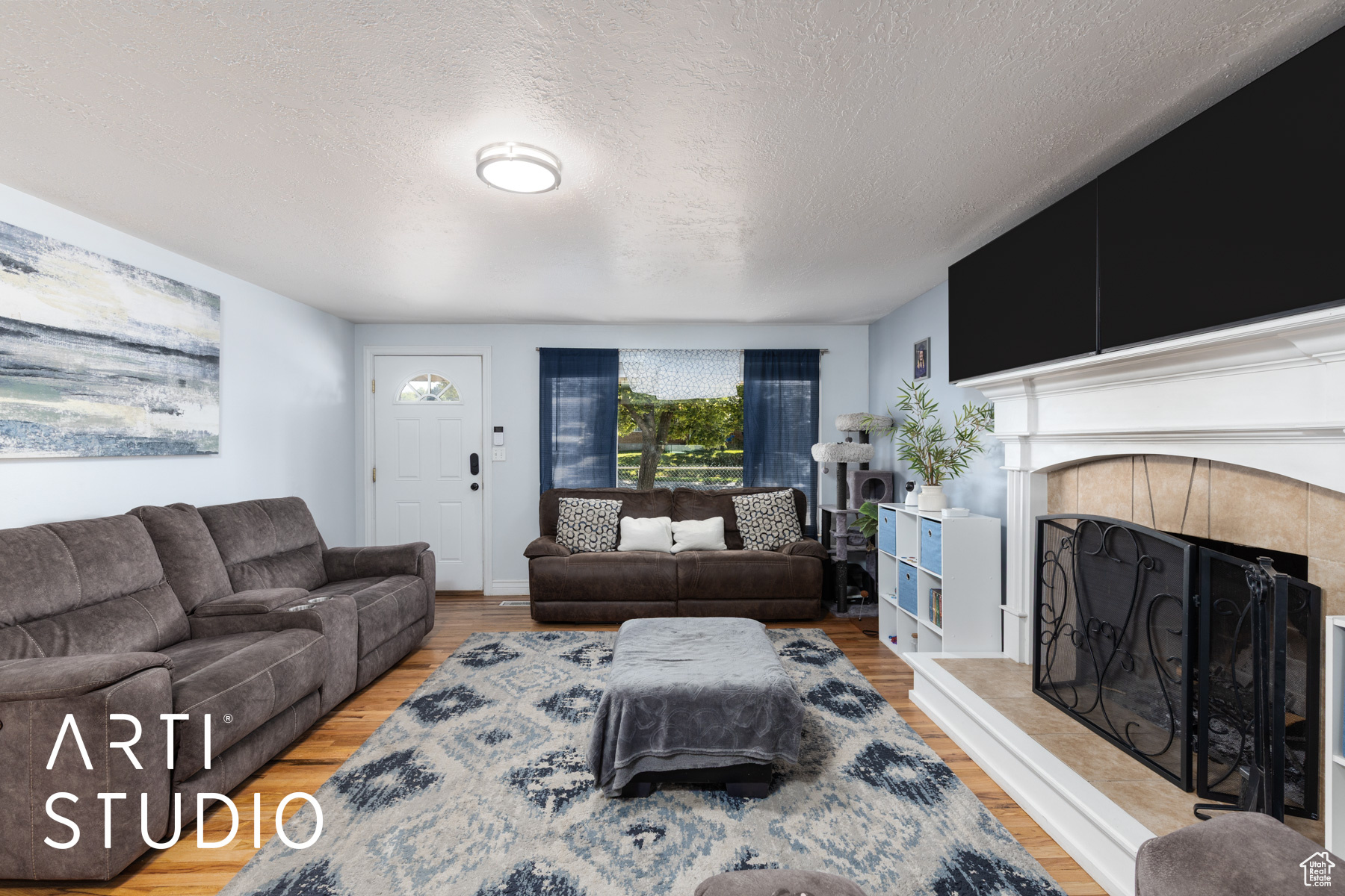 522 N VICKIE LN