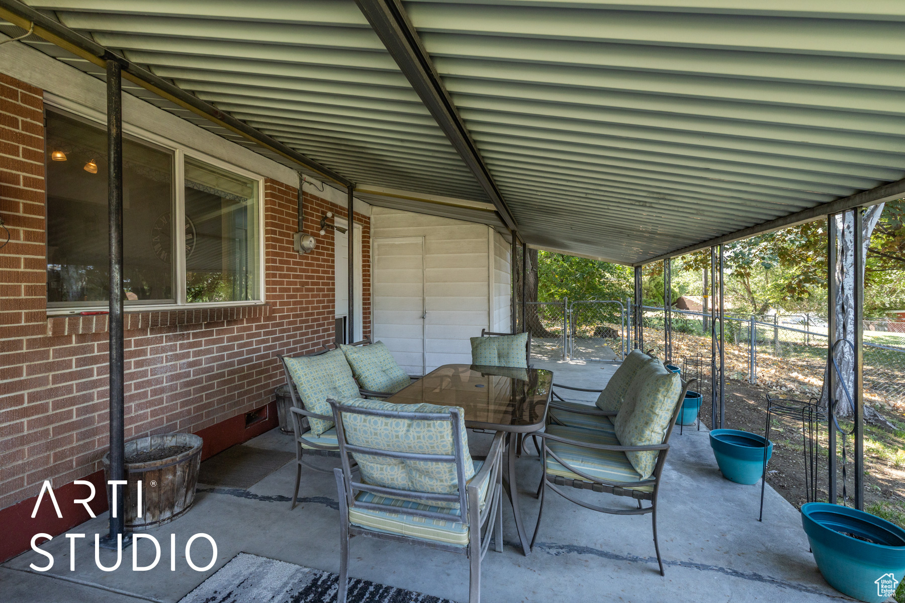 522 N VICKIE LN