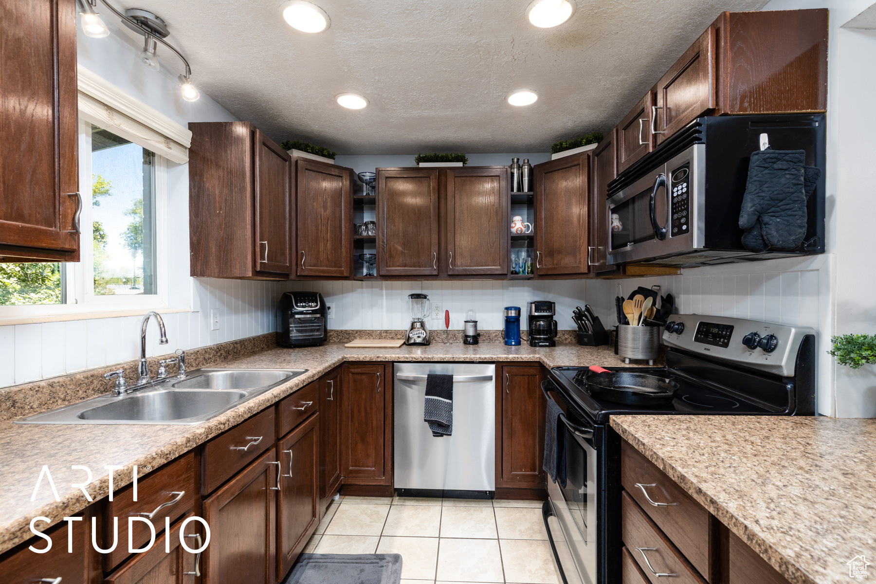 522 N VICKIE LN