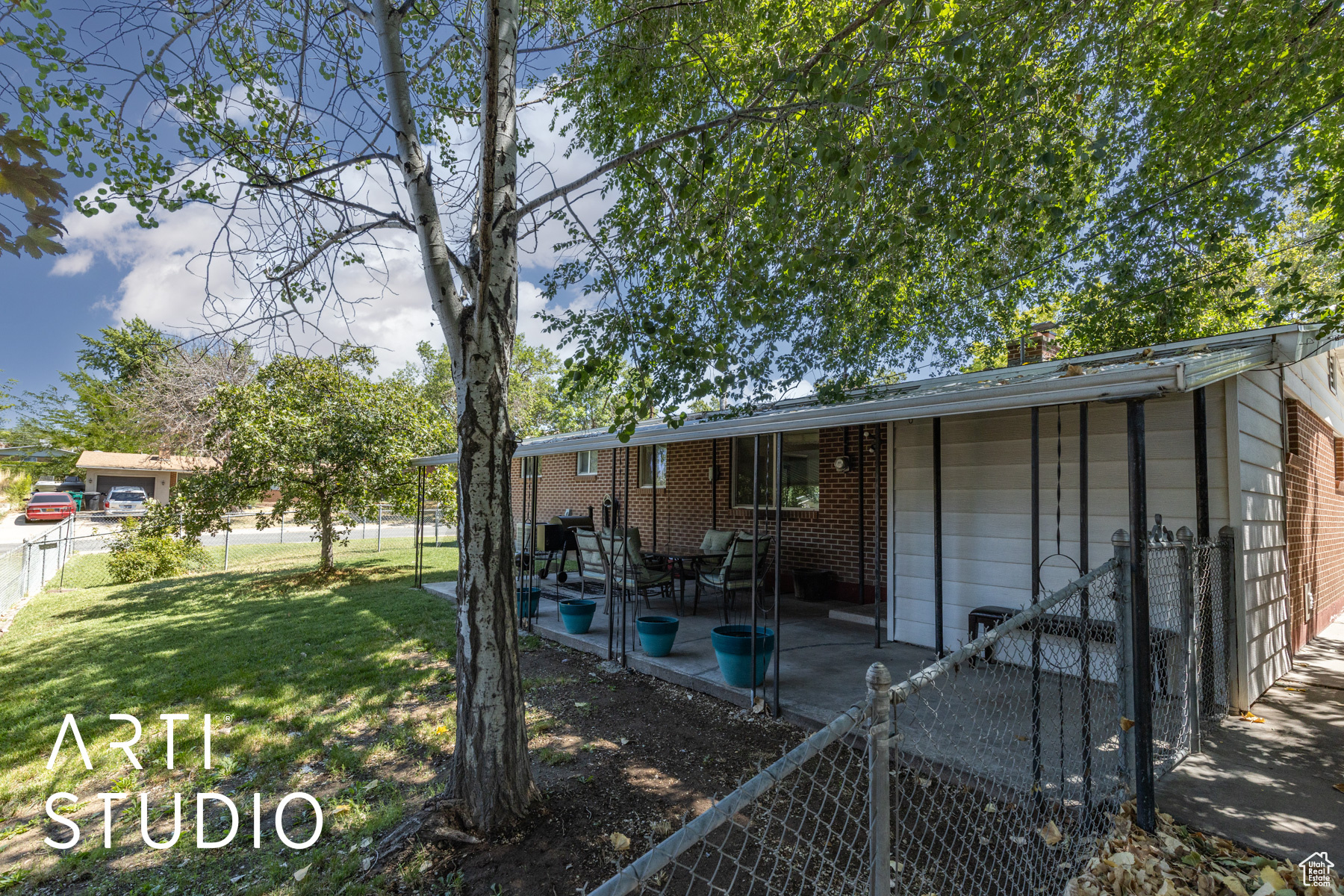 522 N VICKIE LN