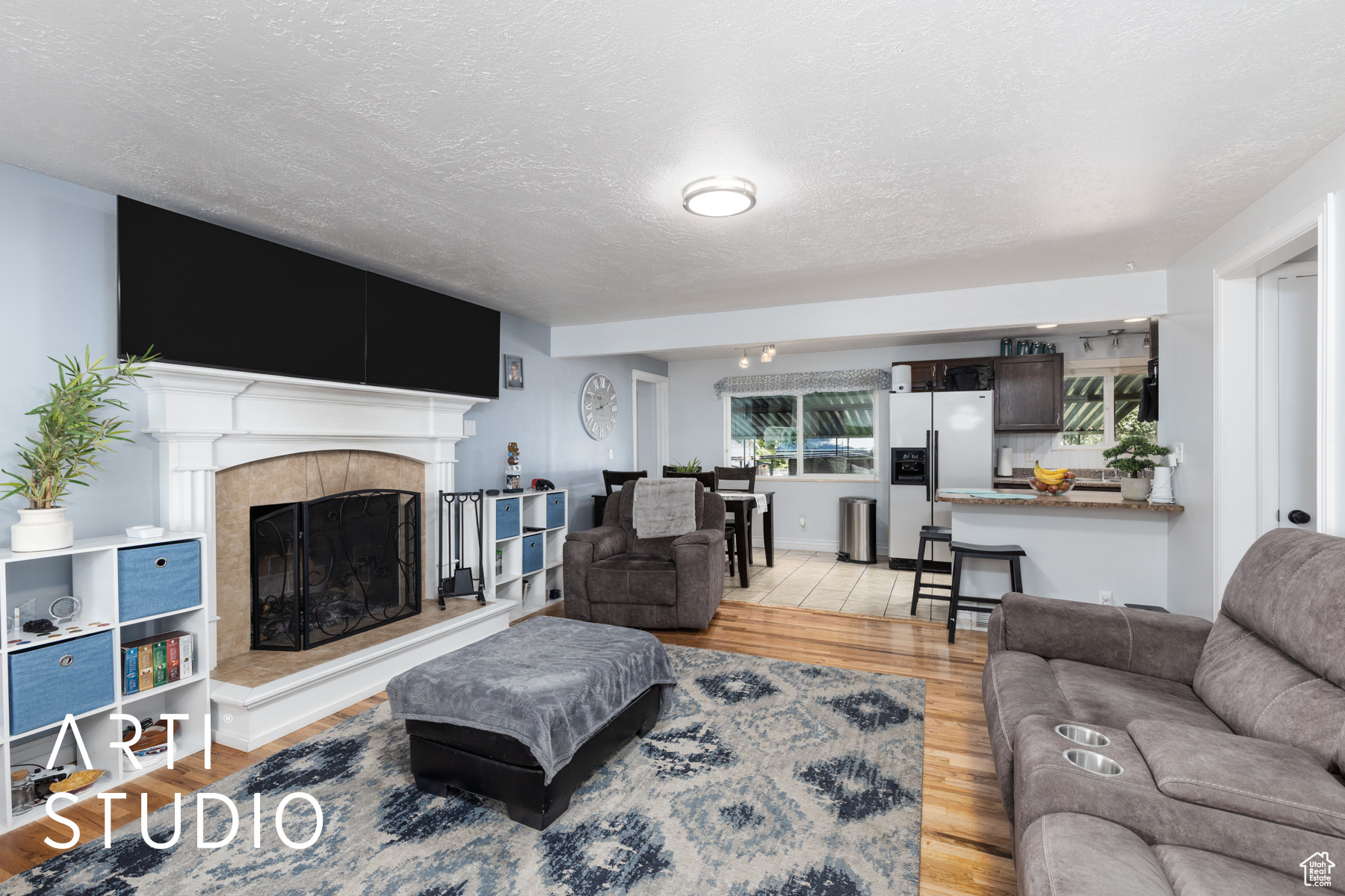 522 N VICKIE LN