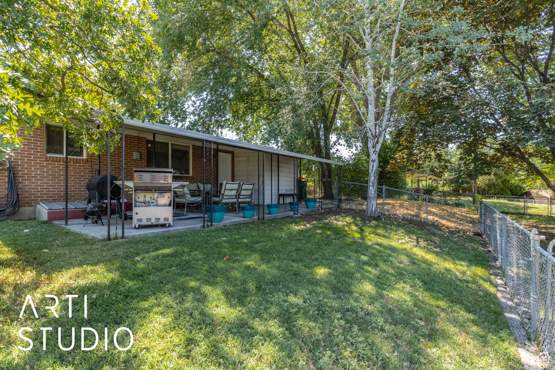 522 N VICKIE LN