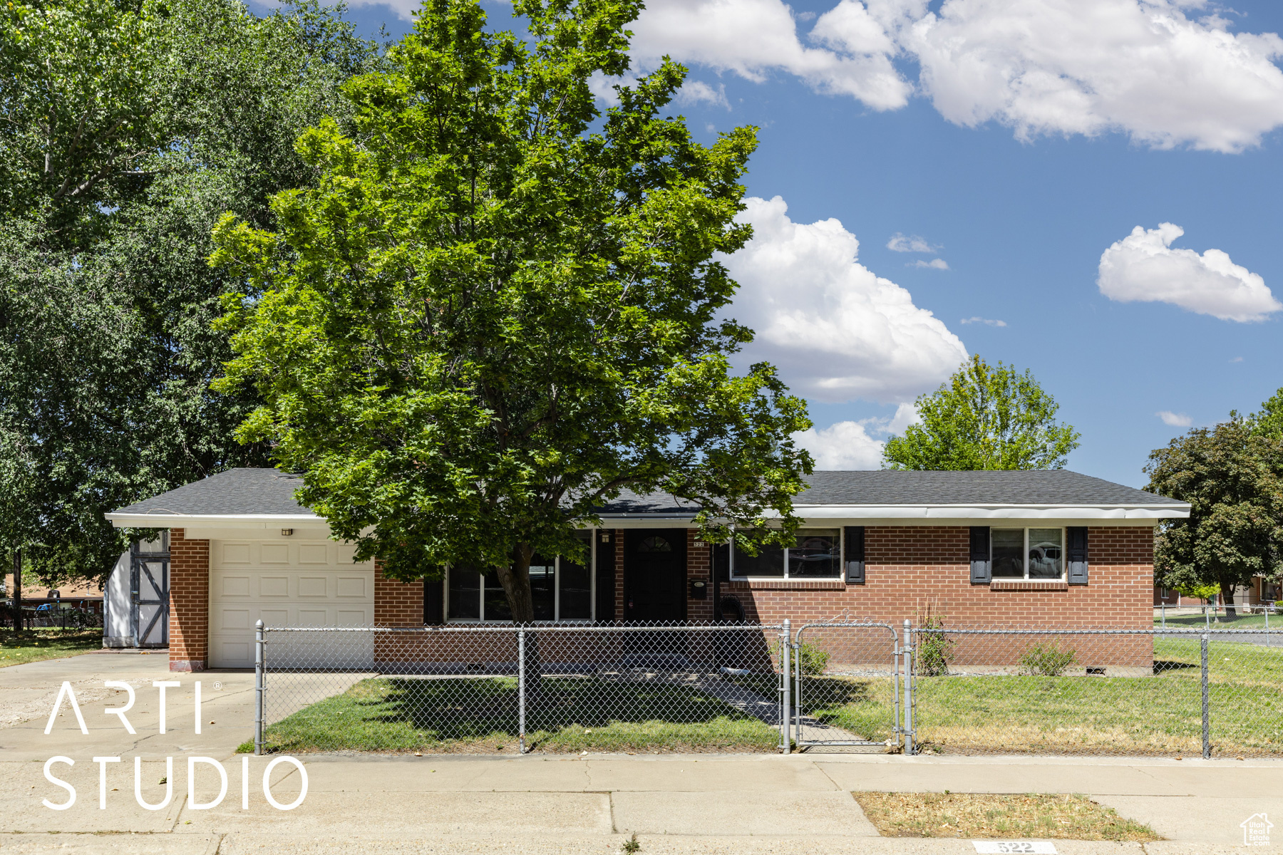 522 N VICKIE LN