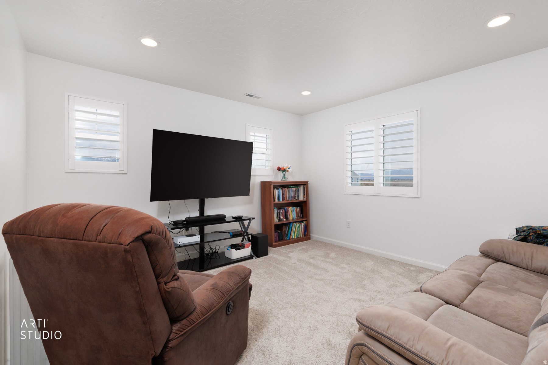 540 W LEFTY LN