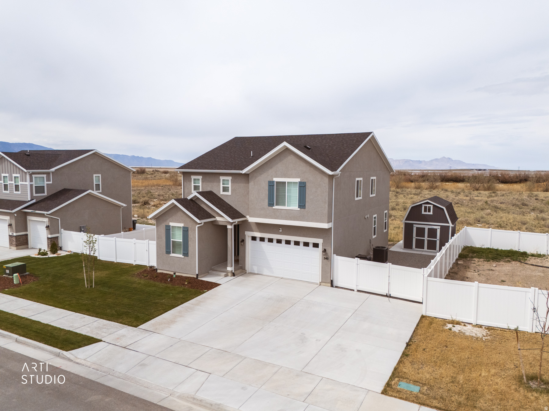 540 W LEFTY LN