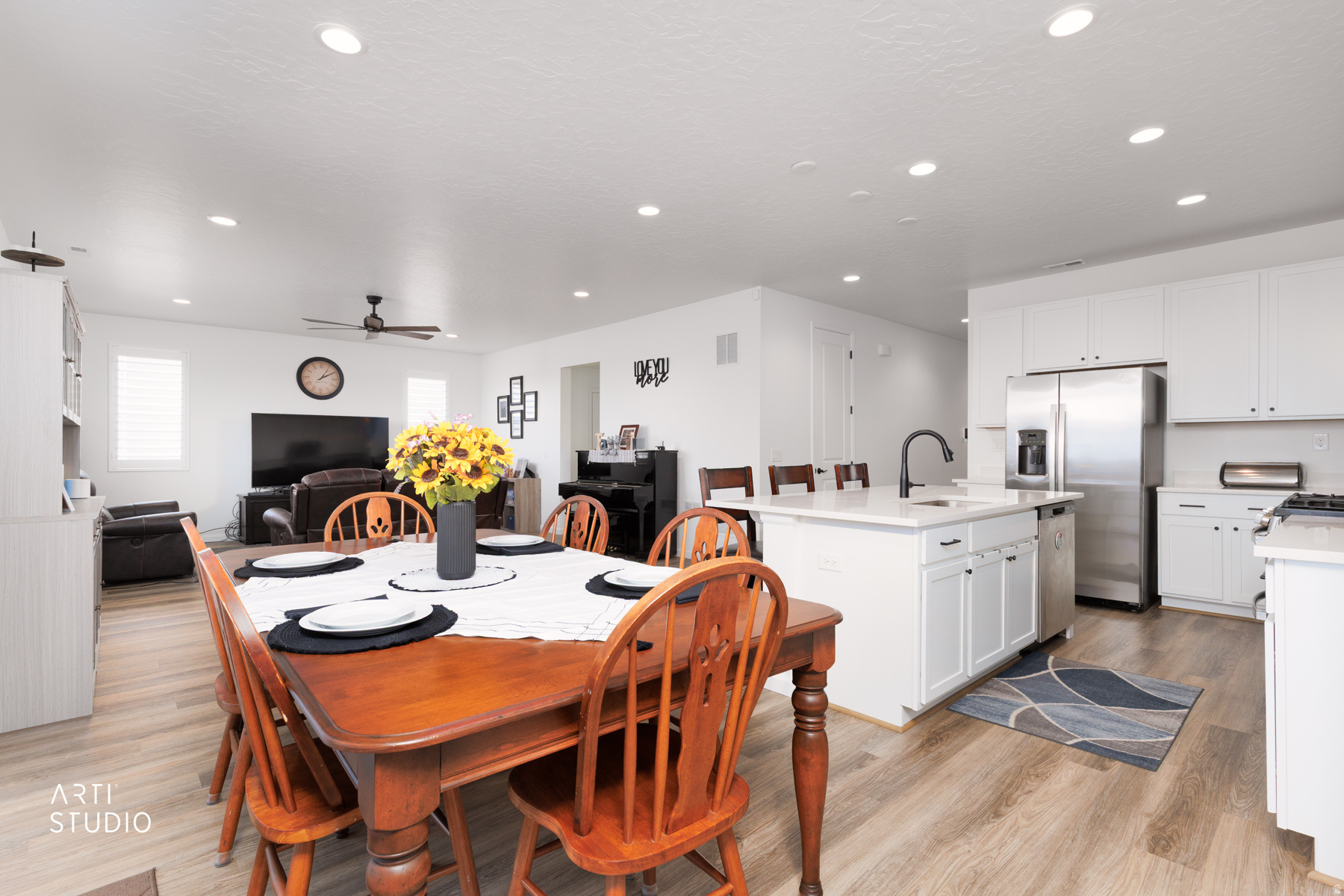 540 W LEFTY LN