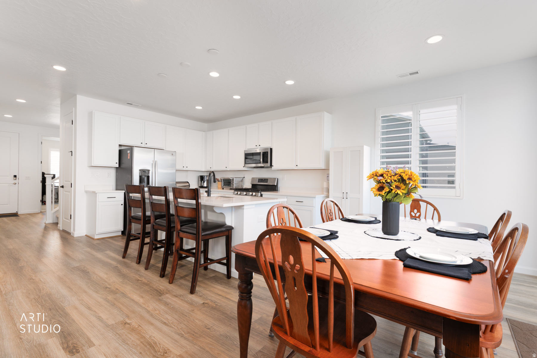 540 W LEFTY LN