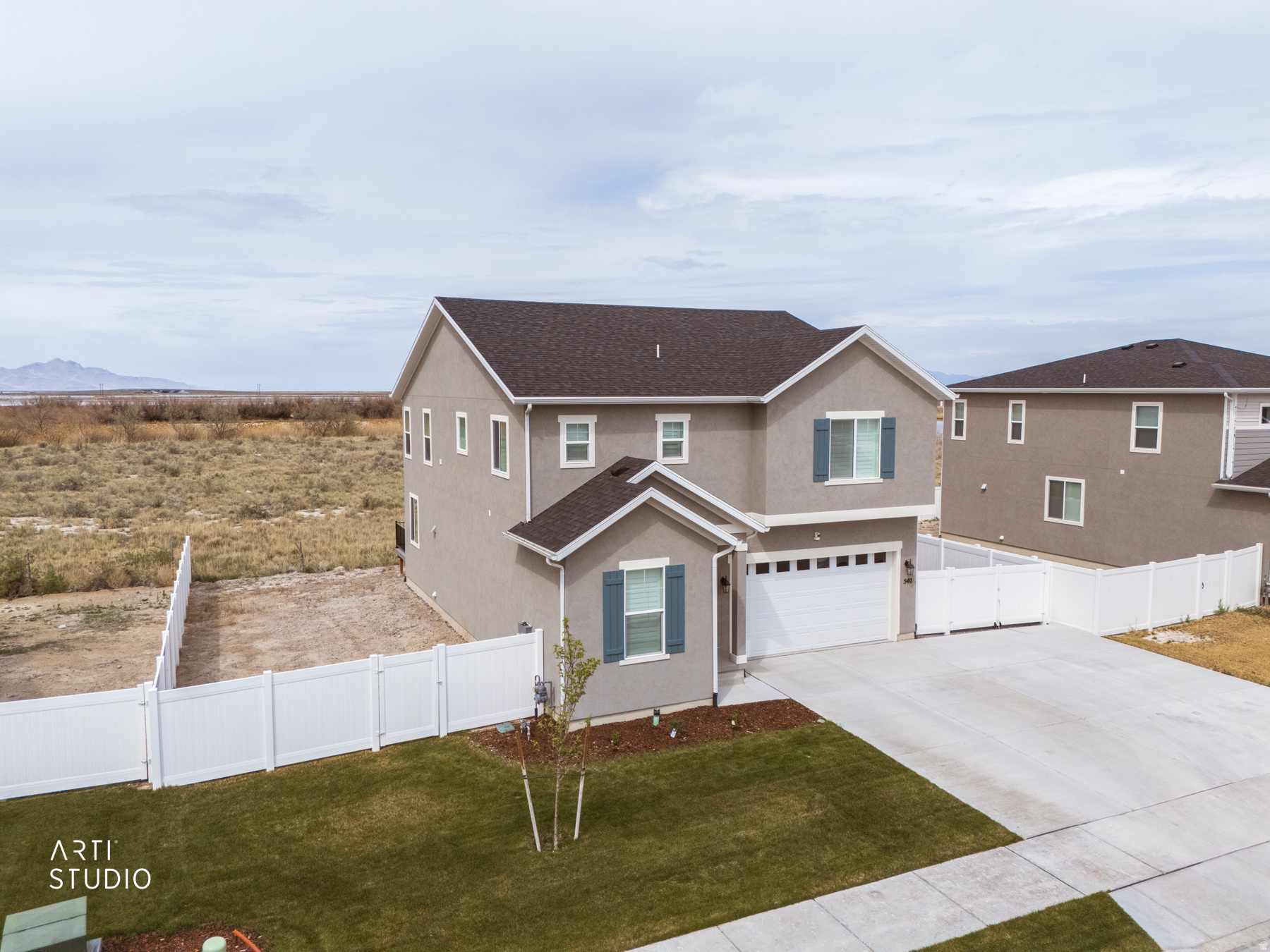 540 W LEFTY LN