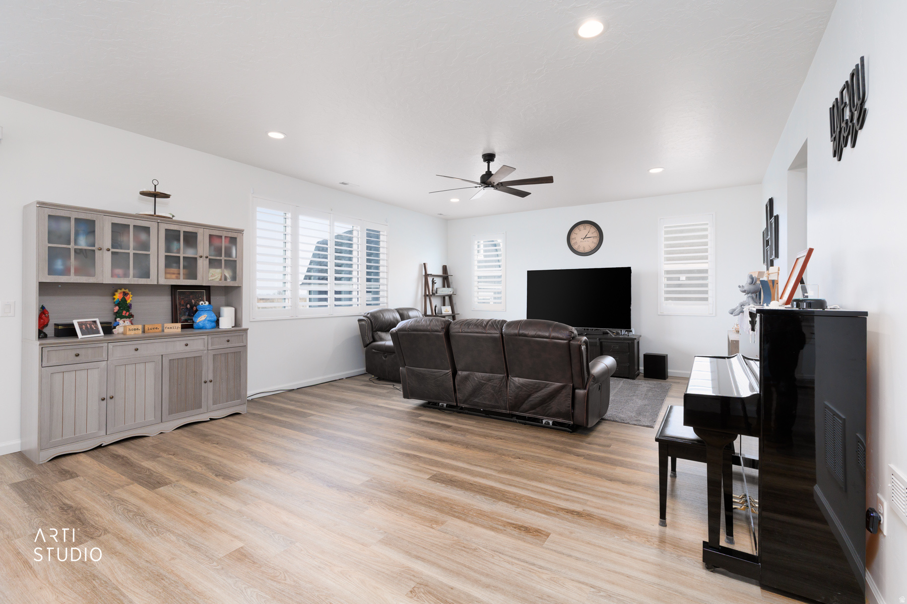 540 W LEFTY LN