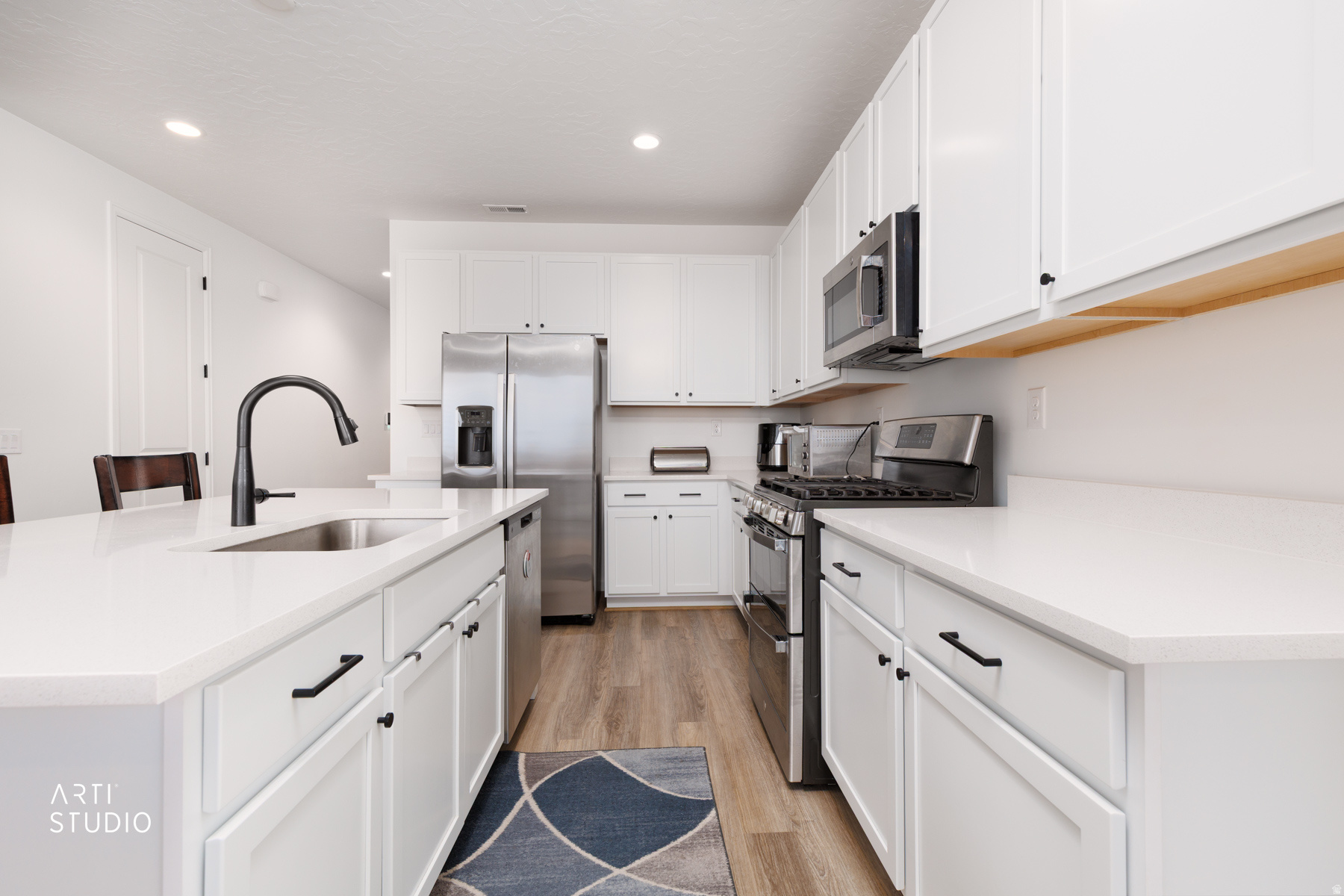 540 W LEFTY LN