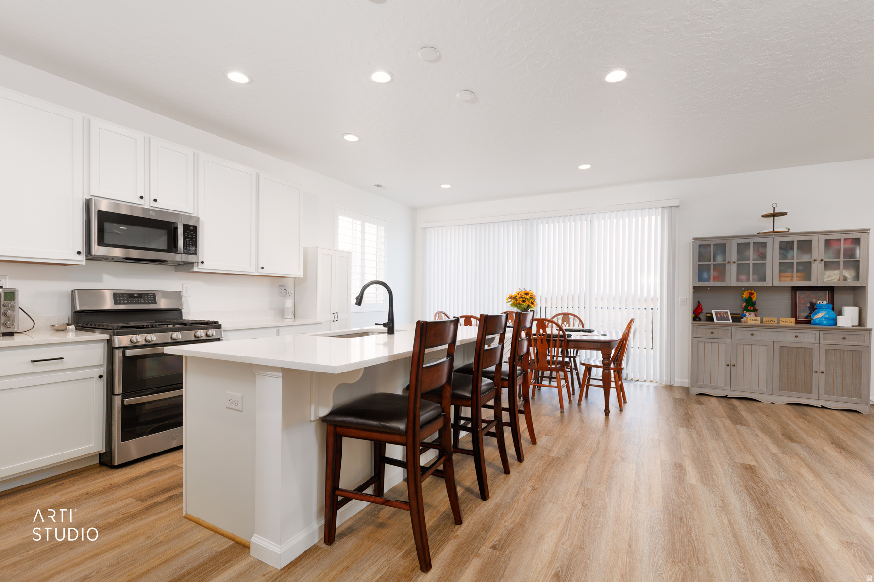 540 W LEFTY LN