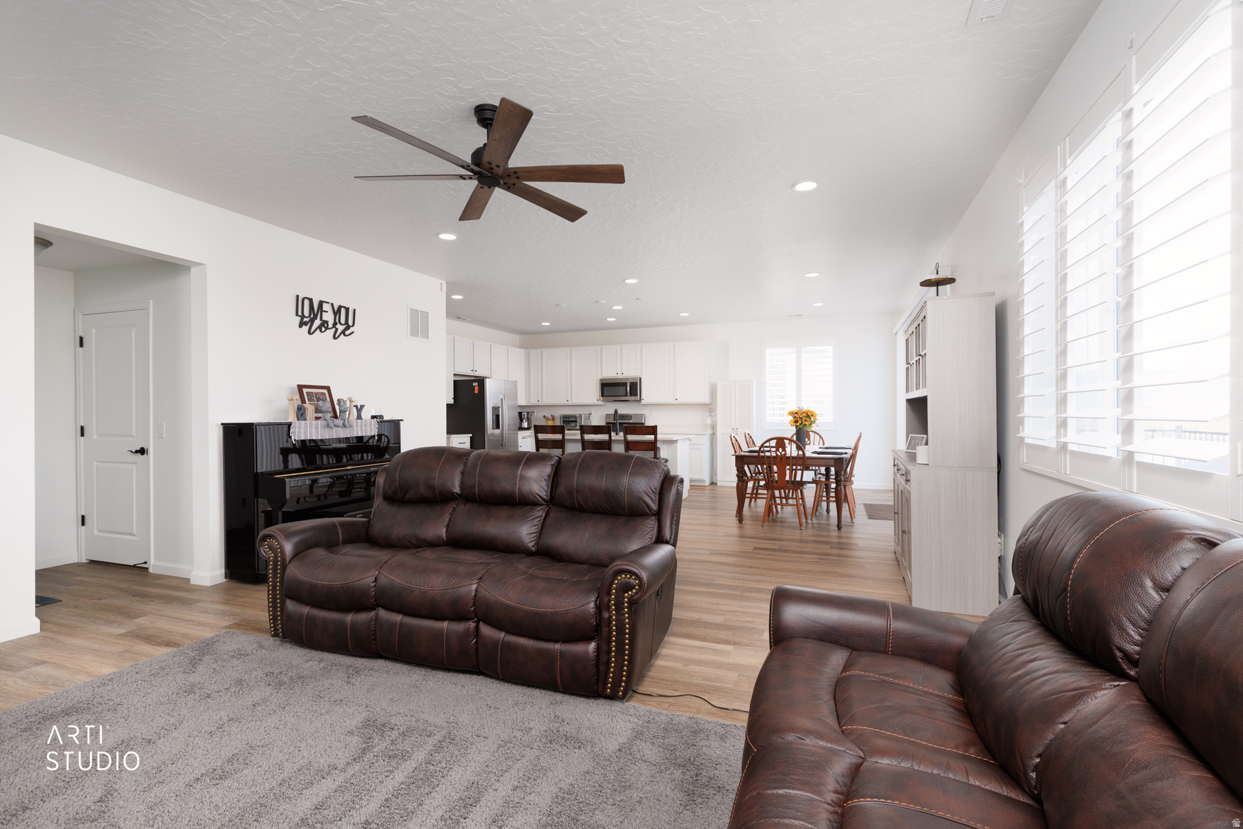 540 W LEFTY LN
